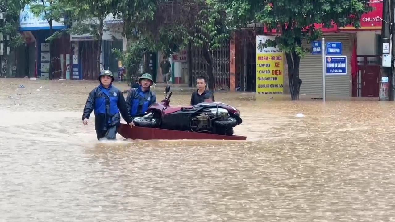 Nước Sông Hồng tiếp tục dâng cao, nhiều nơi ở Lào Cai bị cô lập- Ảnh 4.