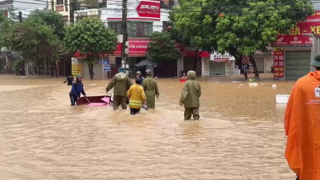 Nước Sông Hồng tiếp tục dâng cao, nhiều nơi ở Lào Cai bị cô lập- Ảnh 6.