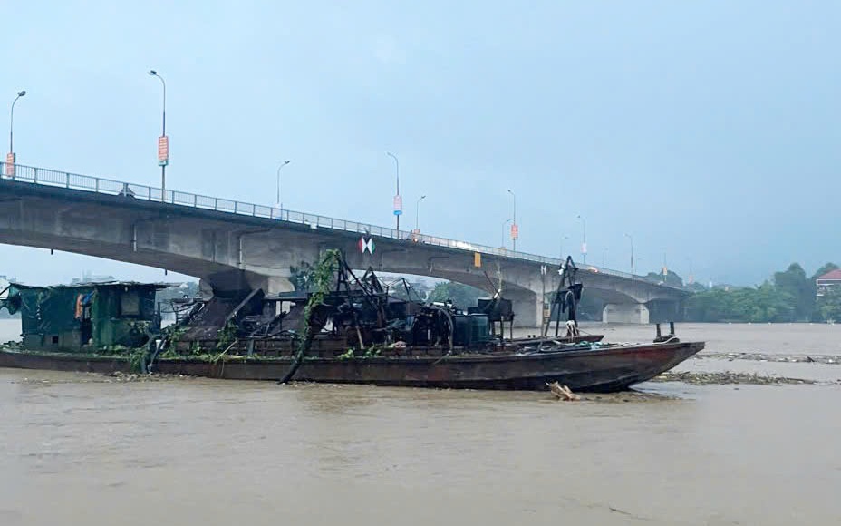 Hai tàu Trung Quốc trôi dạt đến Yên Bái