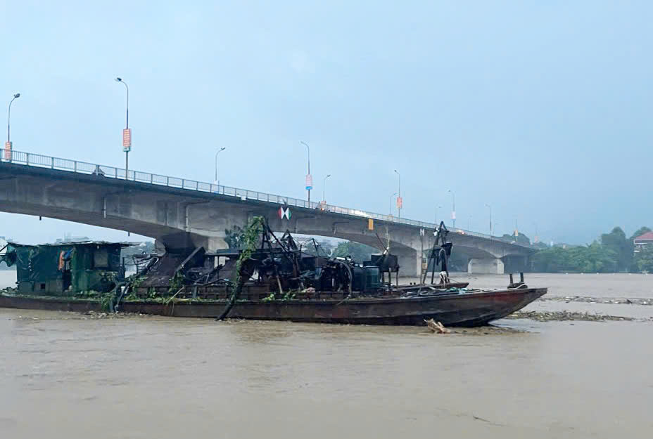 Hai tàu Trung Quốc trôi dạt đến Yên Bái- Ảnh 1. Hai tàu Trung Quốc trôi dạt đến Yên Bái- Ảnh 1.