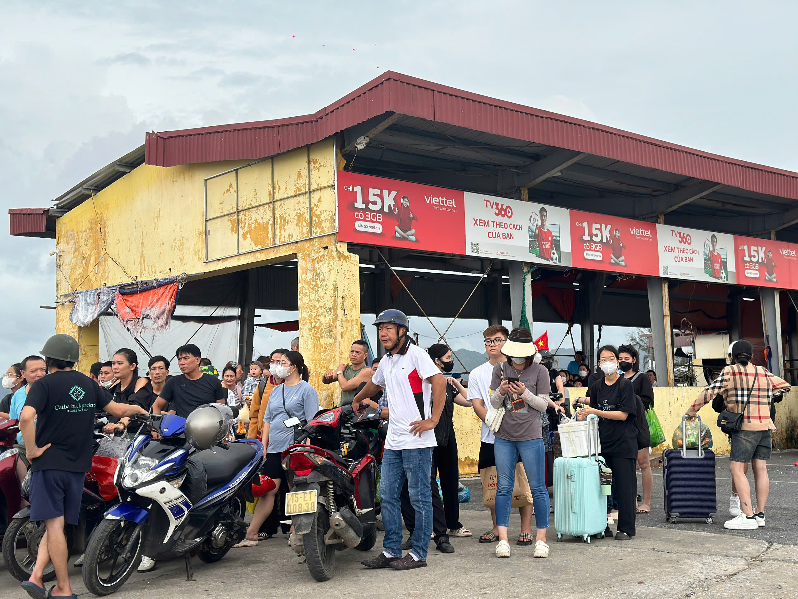 Hải Phòng: Tuyến phà ra đảo Cát Bà hoạt động trở lại sau bão số 3- Ảnh 2. Hải Phòng: Tuyến phà ra đảo Cát Bà hoạt động trở lại sau bão số 3- Ảnh 2.