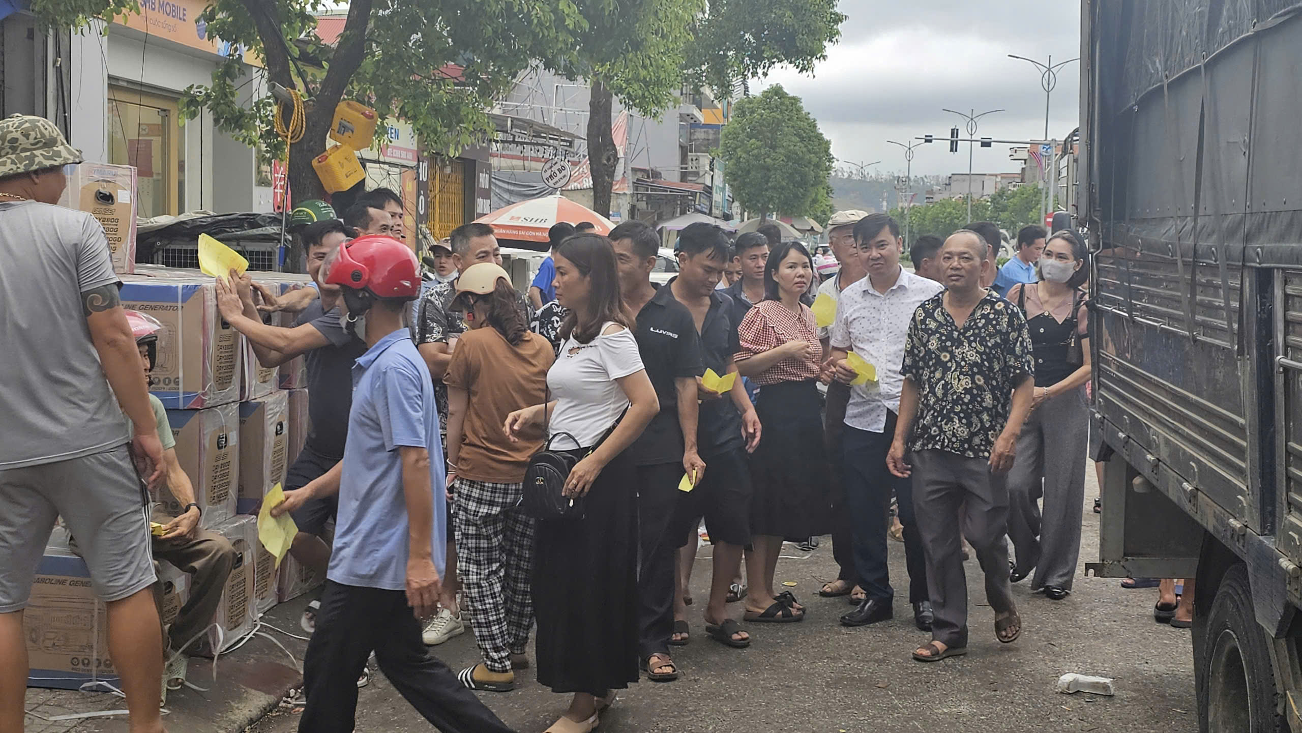 Người dân Hải Phòng trả tiền trước, nhận biên lai, xếp hàng thâu đêm chờ mua máy phát điện- Ảnh 1. Người dân Hải Phòng trả tiền trước, nhận biên lai, xếp hàng thâu đêm chờ mua máy phát điện- Ảnh 1.