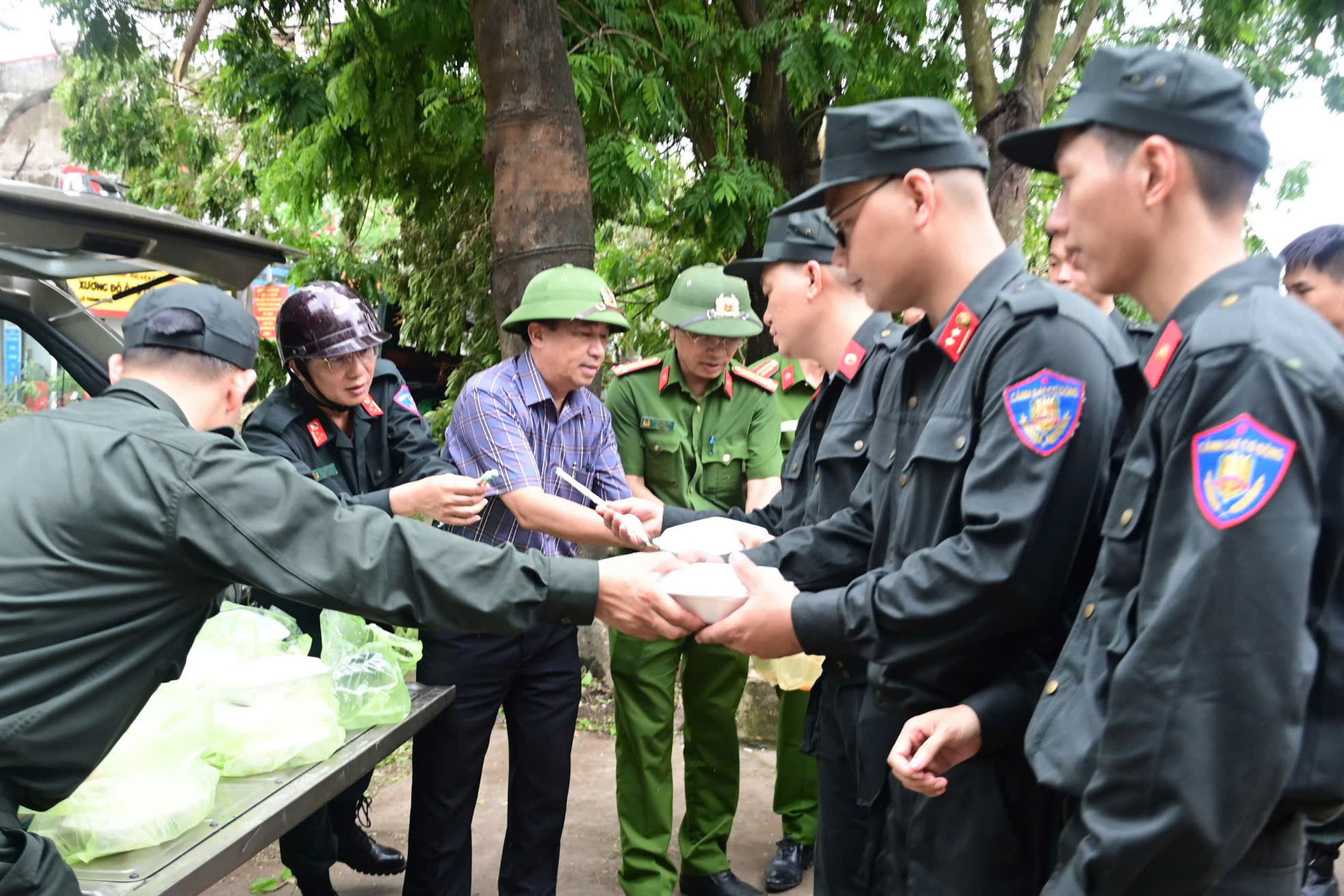 Hải Phòng: Các lực lượng vũ trang tham gia khắc phục hậu quả bão số 3- Ảnh 8. Hải Phòng: Các lực lượng vũ trang w88 luxury link w88 khắc phục hậu quả bão số 3- Ảnh 8.