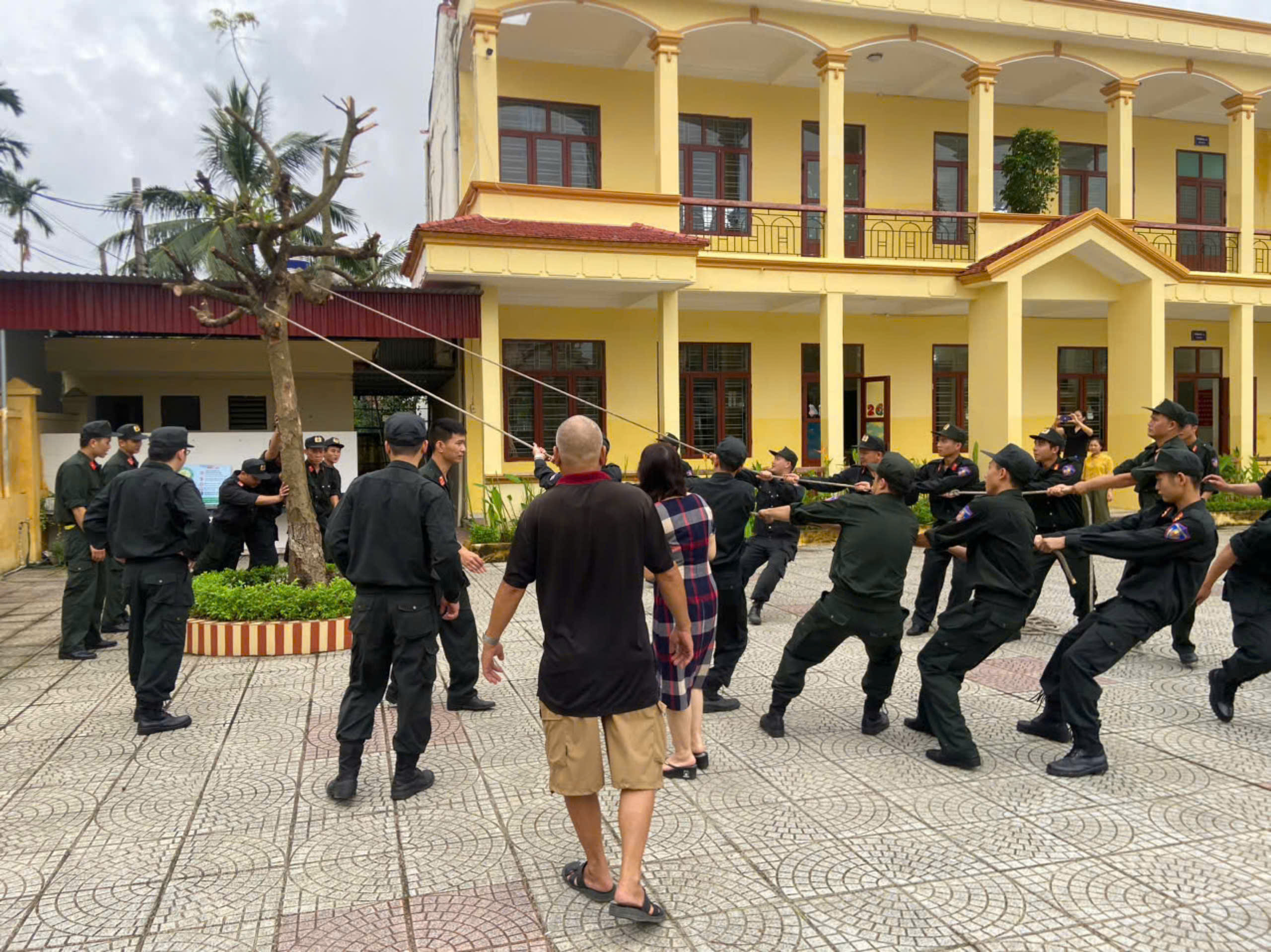 Hải Phòng: Các lực lượng vũ trang tham gia khắc phục hậu quả bão số 3- Ảnh 4. Hải Phòng: Các lực lượng vũ trang w88 luxury link w88 khắc phục hậu quả bão số 3- Ảnh 4.