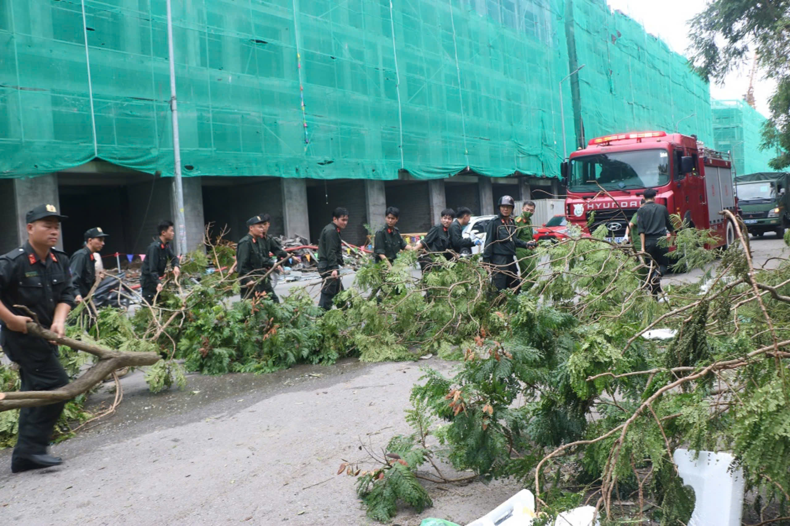 Hải Phòng: Các lực lượng vũ trang tham gia khắc phục hậu quả bão số 3- Ảnh 3. Hải Phòng: Các lực lượng vũ trang w88 luxury link w88 khắc phục hậu quả bão số 3- Ảnh 3.