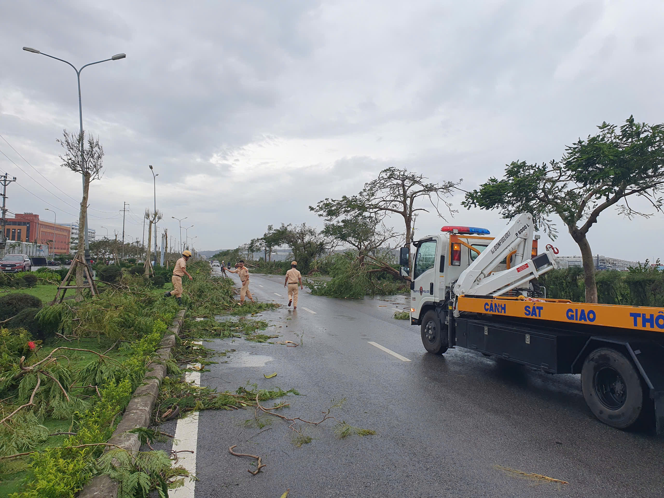 Hải Phòng: Các lực lượng vũ trang tham gia khắc phục hậu quả bão số 3- Ảnh 7. Hải Phòng: Các lực lượng vũ trang w88 luxury link w88 khắc phục hậu quả bão số 3- Ảnh 7.