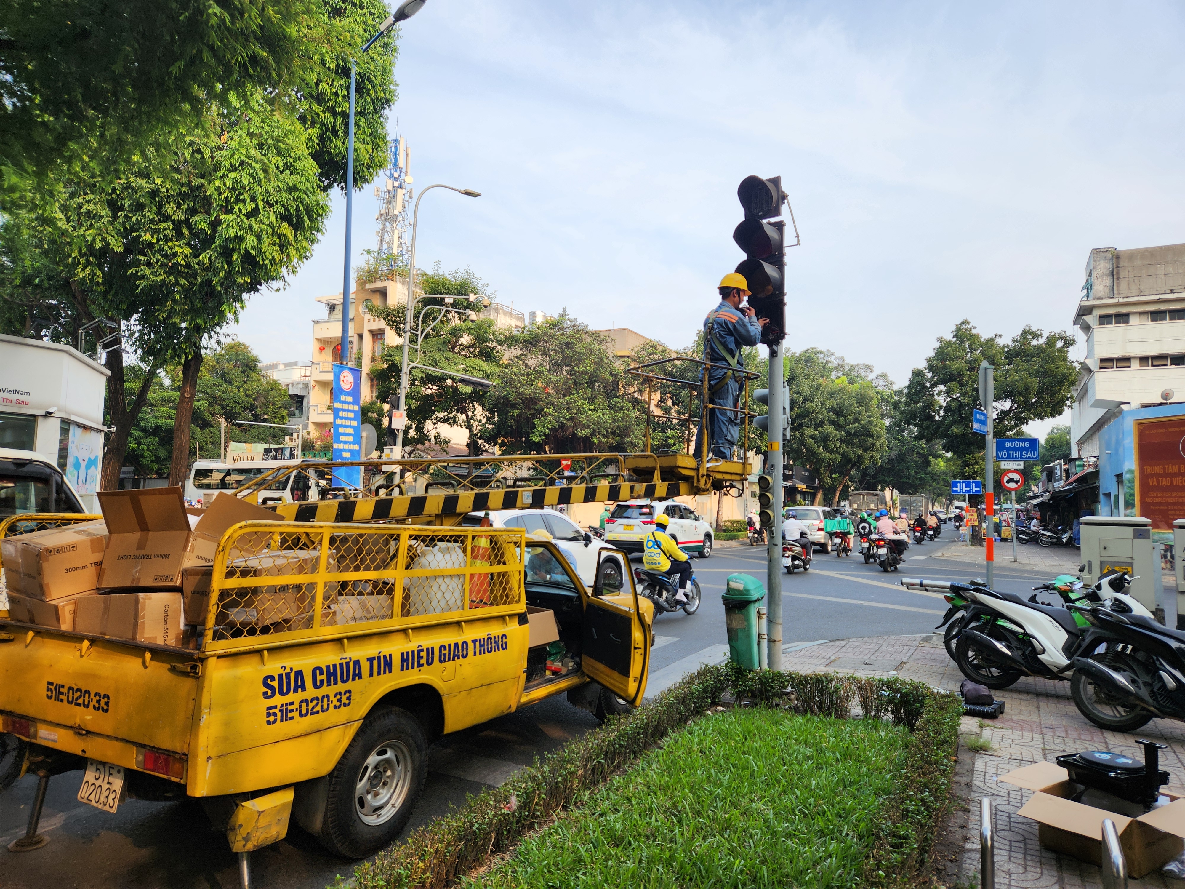 TP.HCM lắp 50 biển báo, mũi tên cho phép rẽ phải khi đèn đỏ- Ảnh 1.