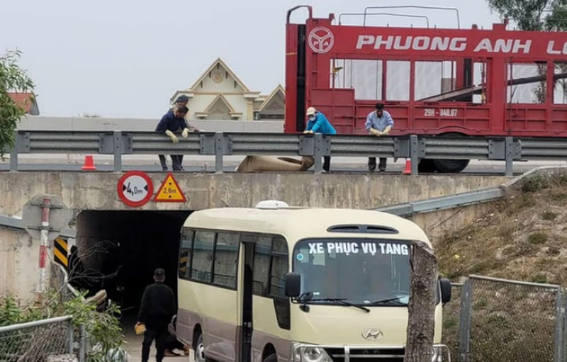 Sau khi hoàn tất các thủ tục, thi thể nạn nhân được bàn giao cho gia đình đưa về quê lo hậu sự - Ảnh: MXH.