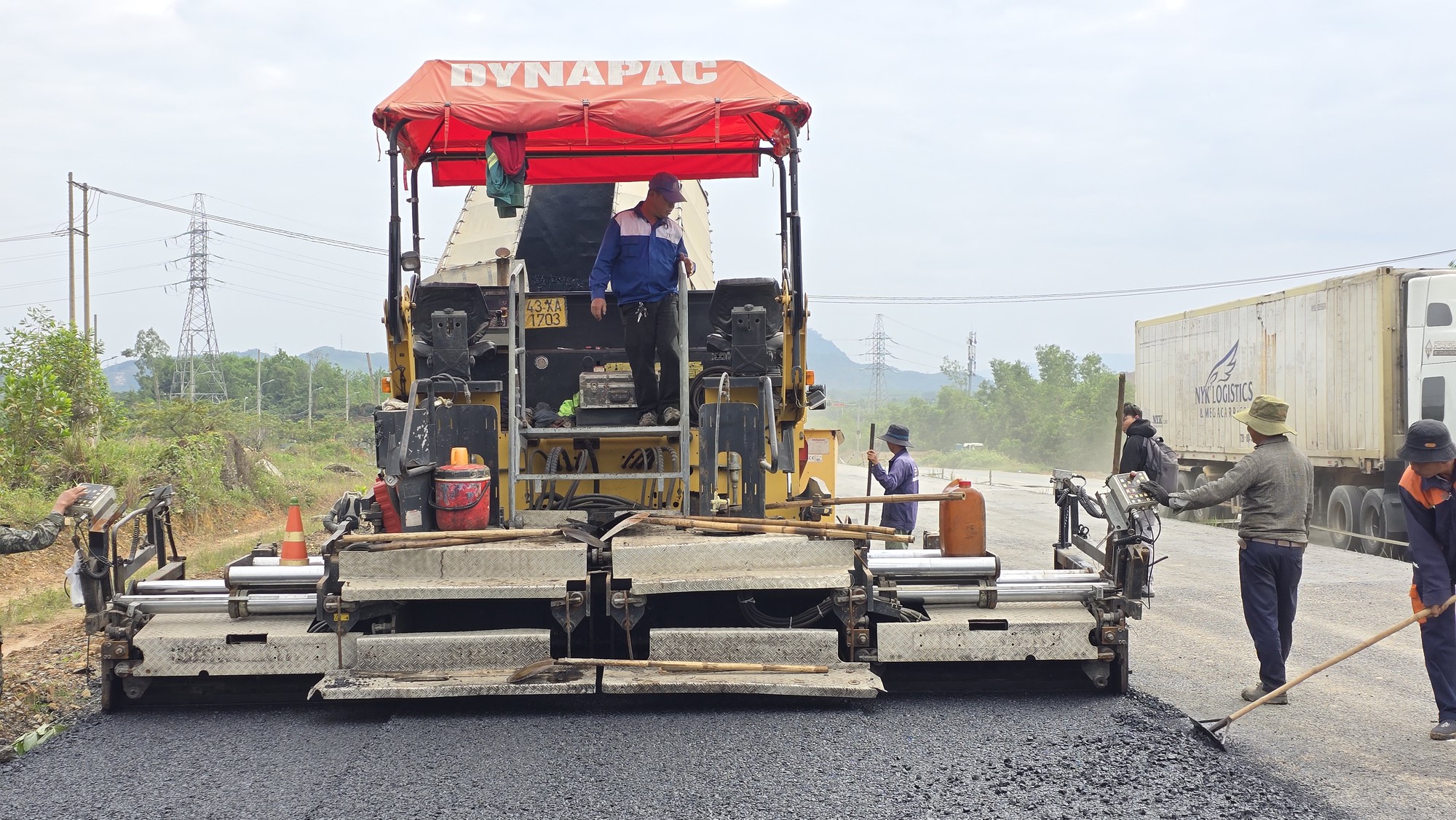 Tăng tốc thảm nhựa, gác dầm cầu vượt trên cao tốc Hòa Liên - Túy Loan- Ảnh 3.