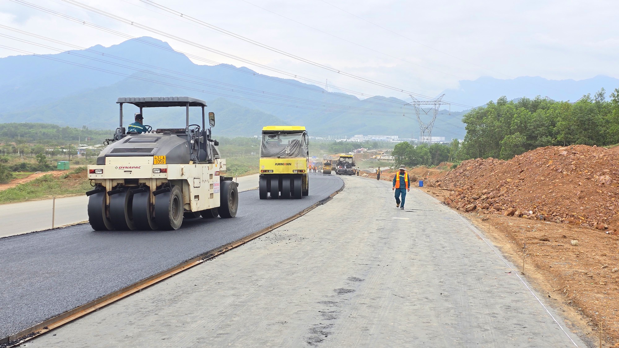 Tăng tốc thảm nhựa, gác dầm cầu vượt trên cao tốc Hòa Liên - Túy Loan- Ảnh 7.