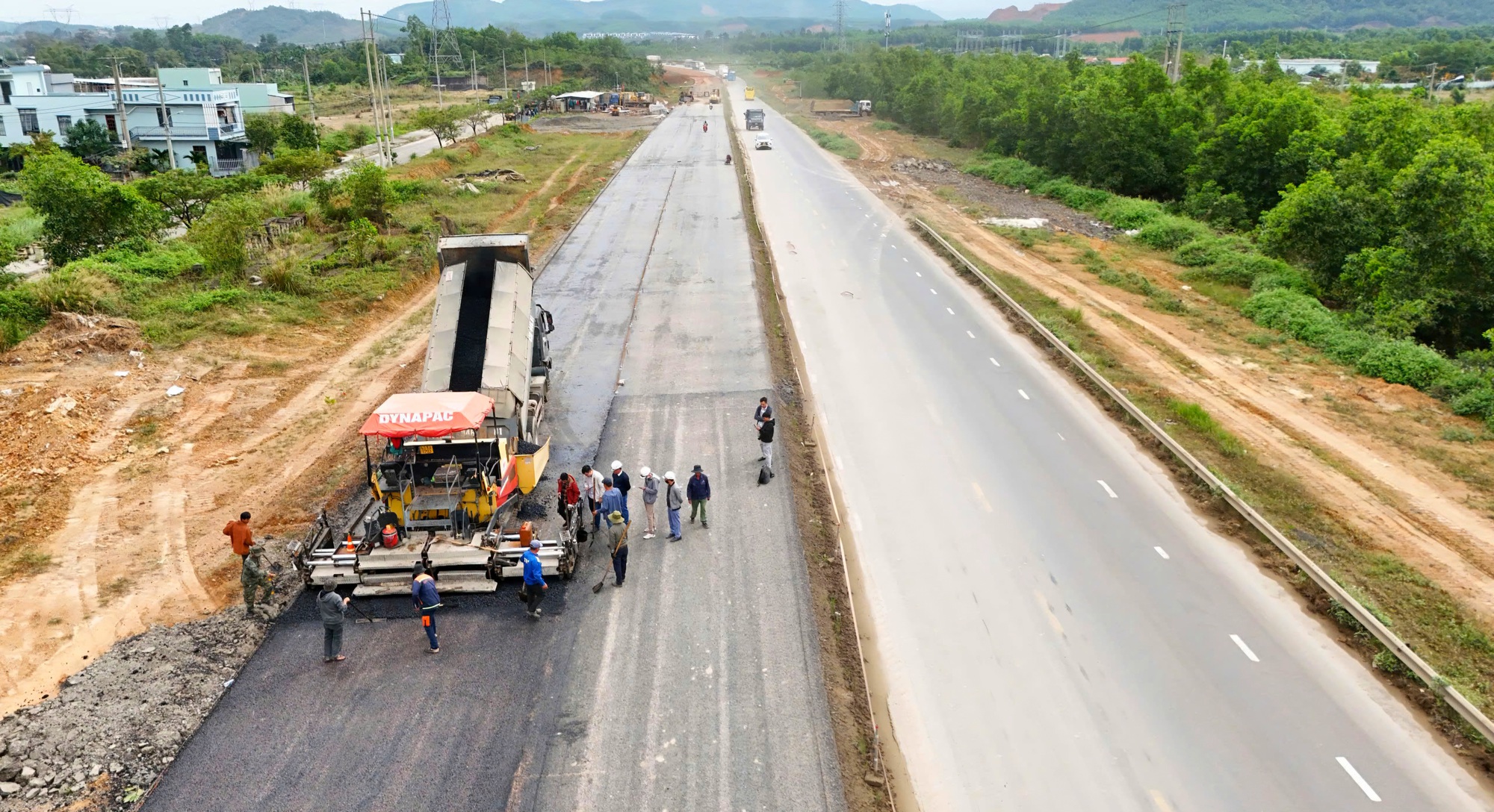 Tăng tốc thảm nhựa, gác dầm cầu vượt trên cao tốc Hòa Liên - Túy Loan- Ảnh 1.