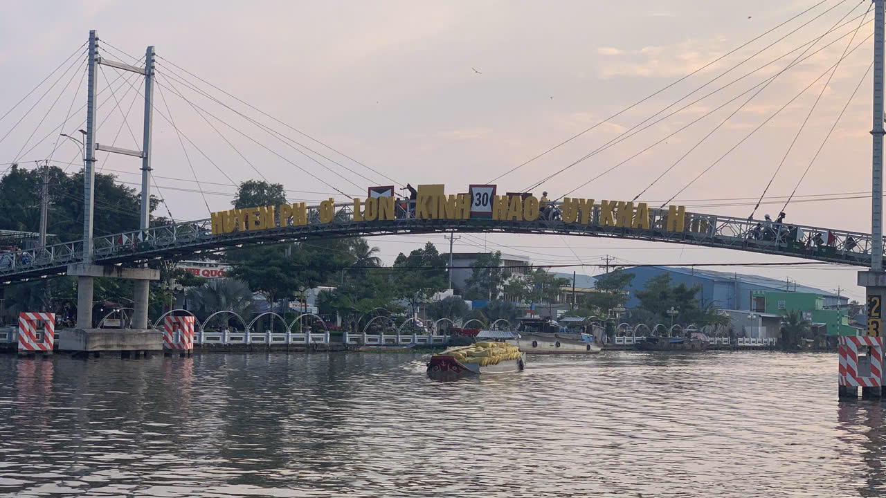 Trang trí Tết trên cầu ở Bạc Liêu che khuất biển báo hiệu gây mất ATGT đường thủy- Ảnh 1.