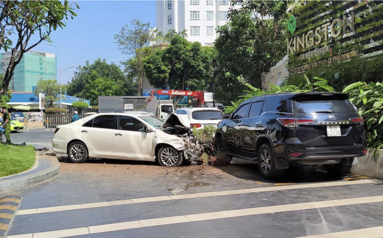 Chiếc ô tô gây tai nạn liên hoàn.