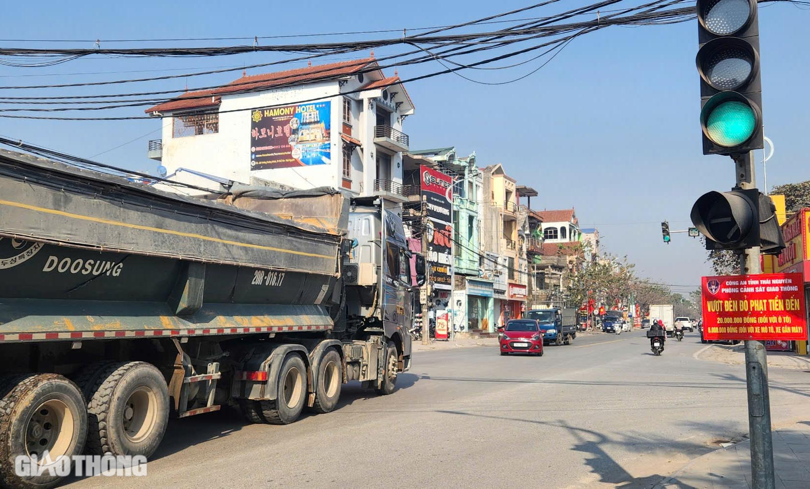 Người dân nói gì khi biển tuyên truyền mức phạt lỗi vượt đèn đỏ được lắp ở các ngã tư?- Ảnh 3.