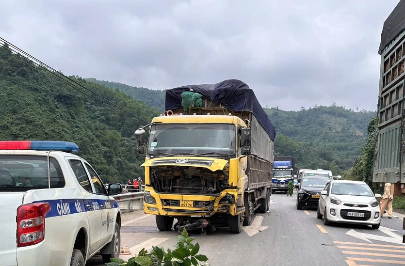 Quảng Trị: Xe máy không biển số tông trúng ô tô tải trên quốc lộ 9, 2 người tử vong- Ảnh 2.