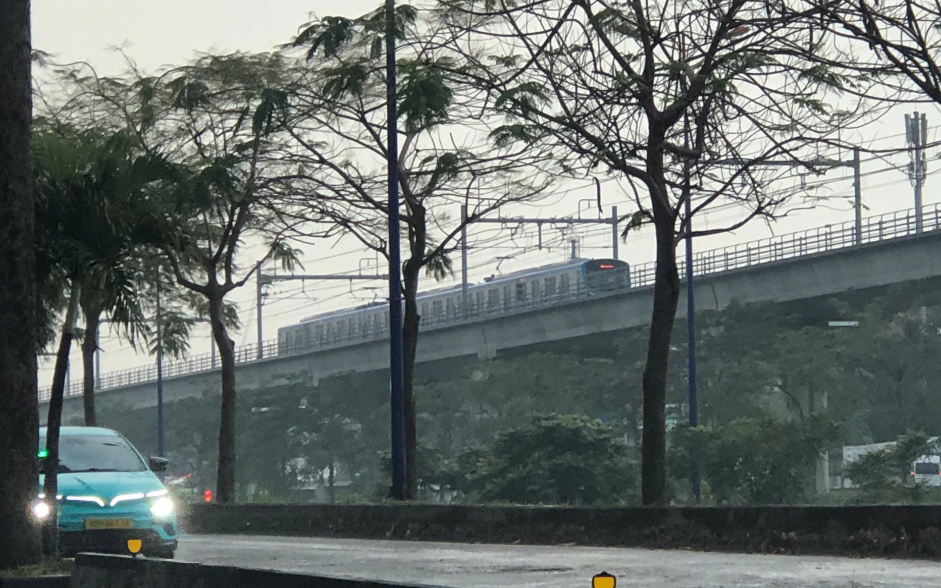 Metro số 1 hoạt động trở lại sau khi tạm dừng trong mưa