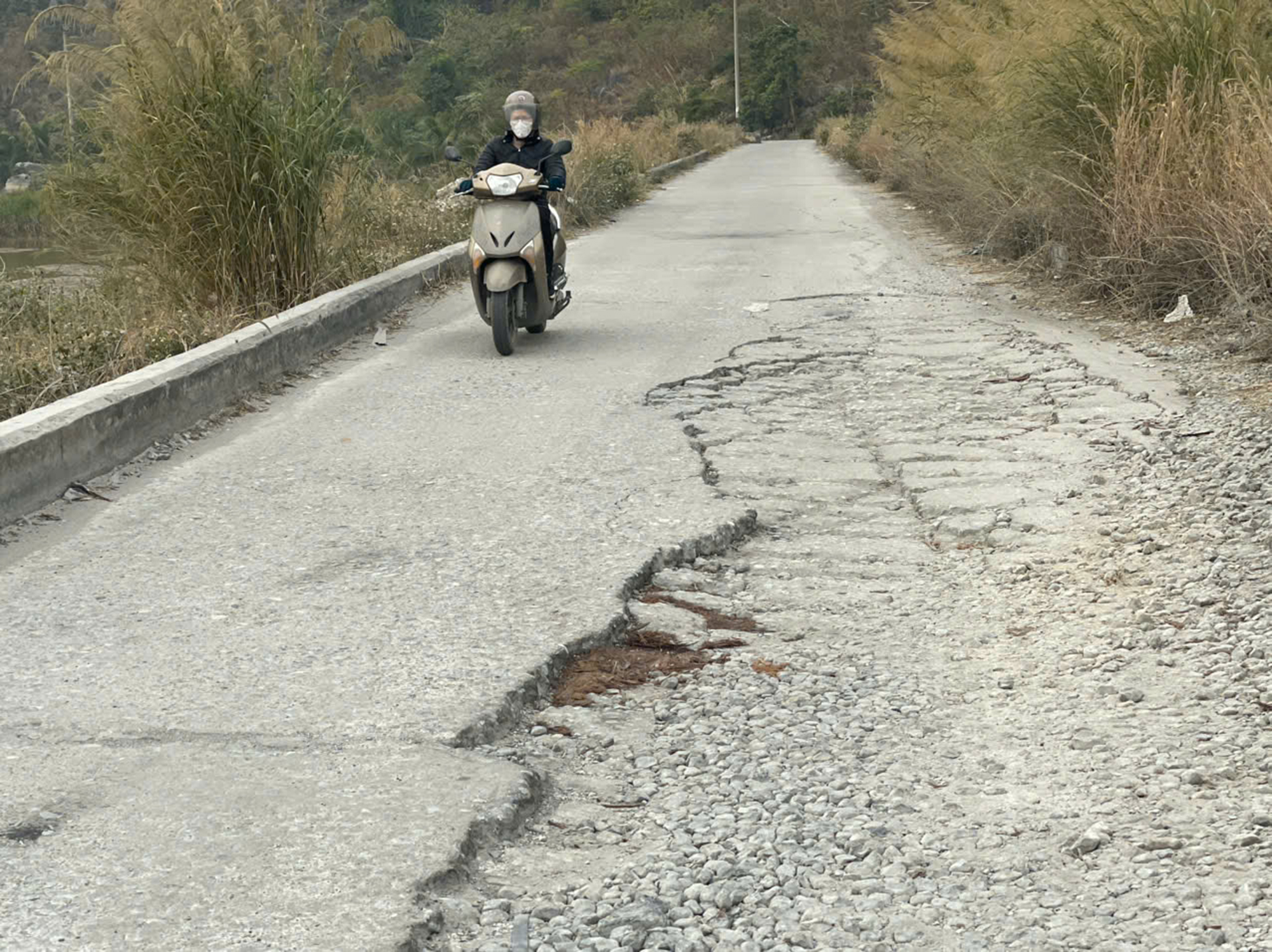 TP Uông Bí, Quảng Ninh: Dân nơm nớp lo đường đê xuống cấp- Ảnh 2.