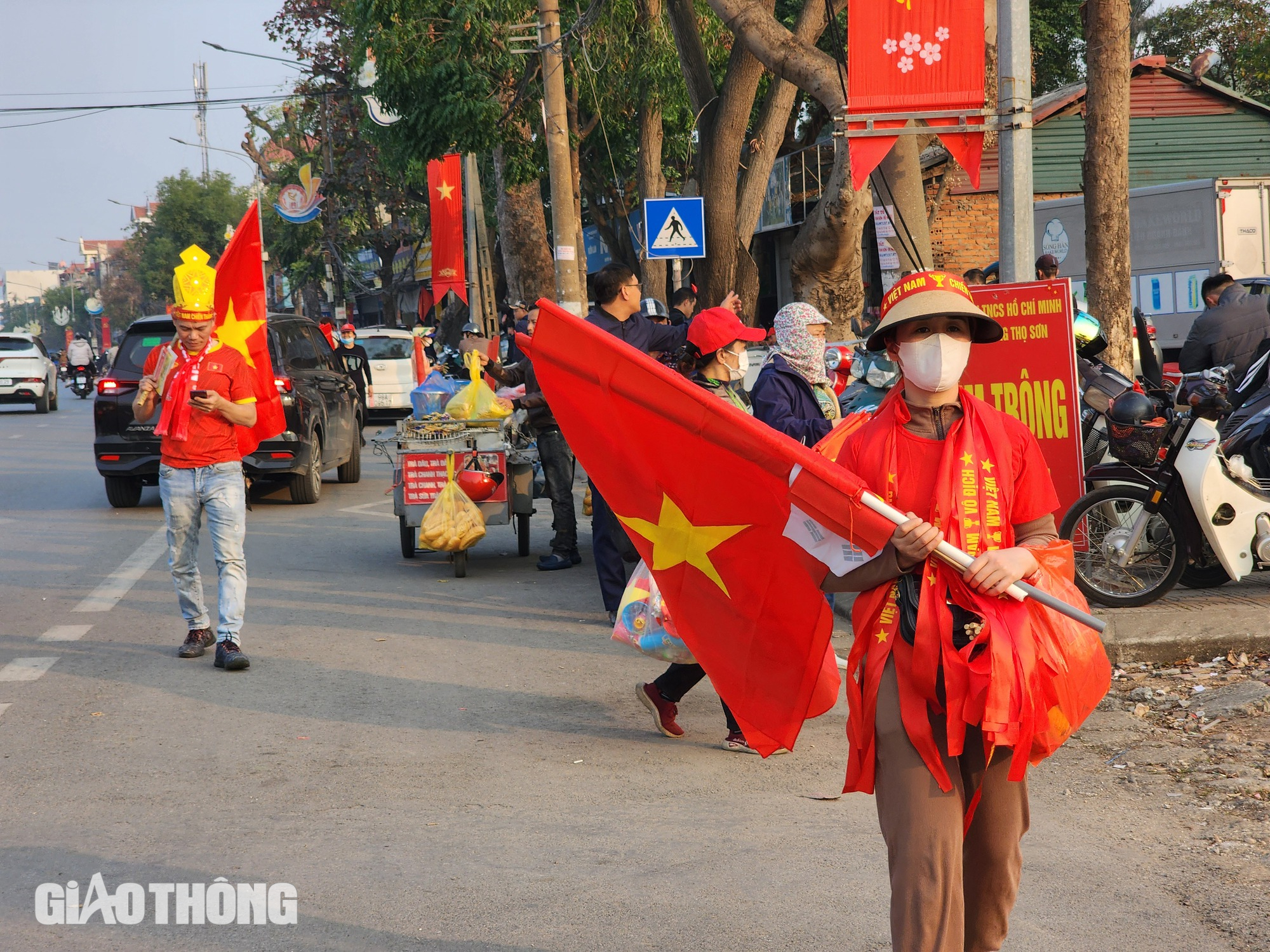 Người hâm mộ đổ dồn về sân Việt Trì cổ vũ cho tuyển Việt Nam- Ảnh 11.