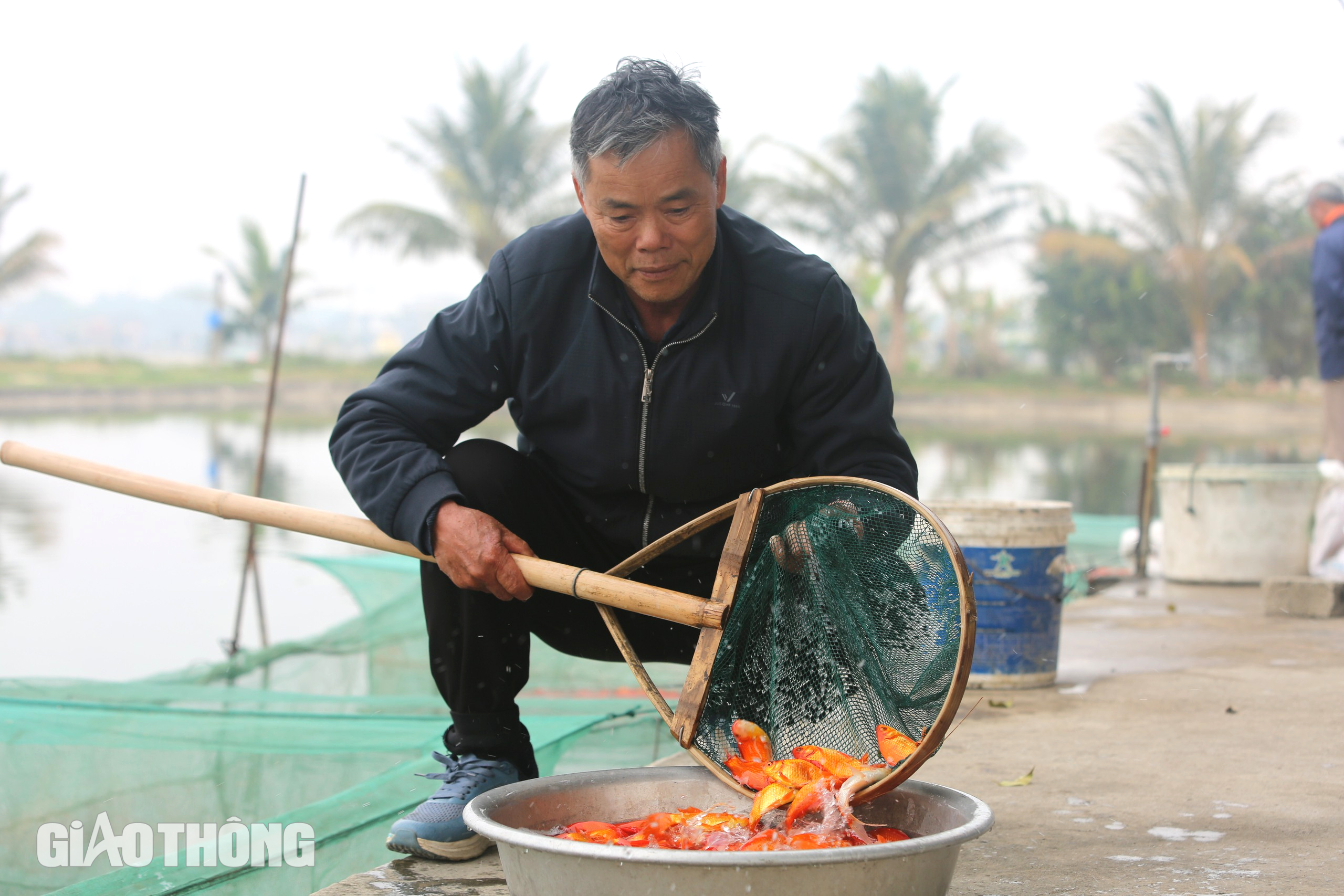 Làng sản xuất "phương tiện" cho ông Công, ông Táo hối hả thu hoạch- Ảnh 9.