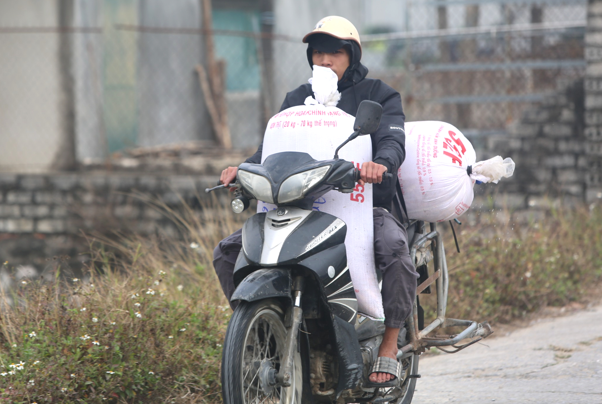 Làng sản xuất "phương tiện" cho ông Công, ông Táo hối hả thu hoạch- Ảnh 12.