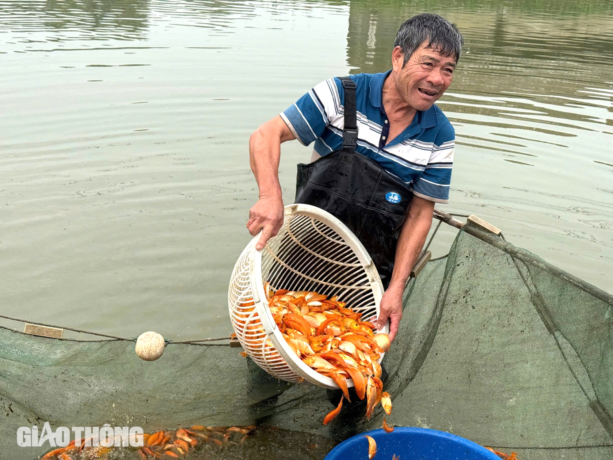 Làng sản xuất "phương tiện" cho ông Công, ông Táo hối hả thu hoạch- Ảnh 7.