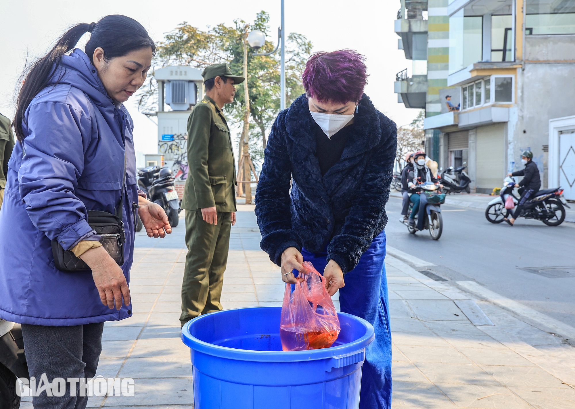 Công an dùng xe chuyên dụng giúp người dân thả cá chép sớm tiễn ông Công, ông Táo- Ảnh 5.