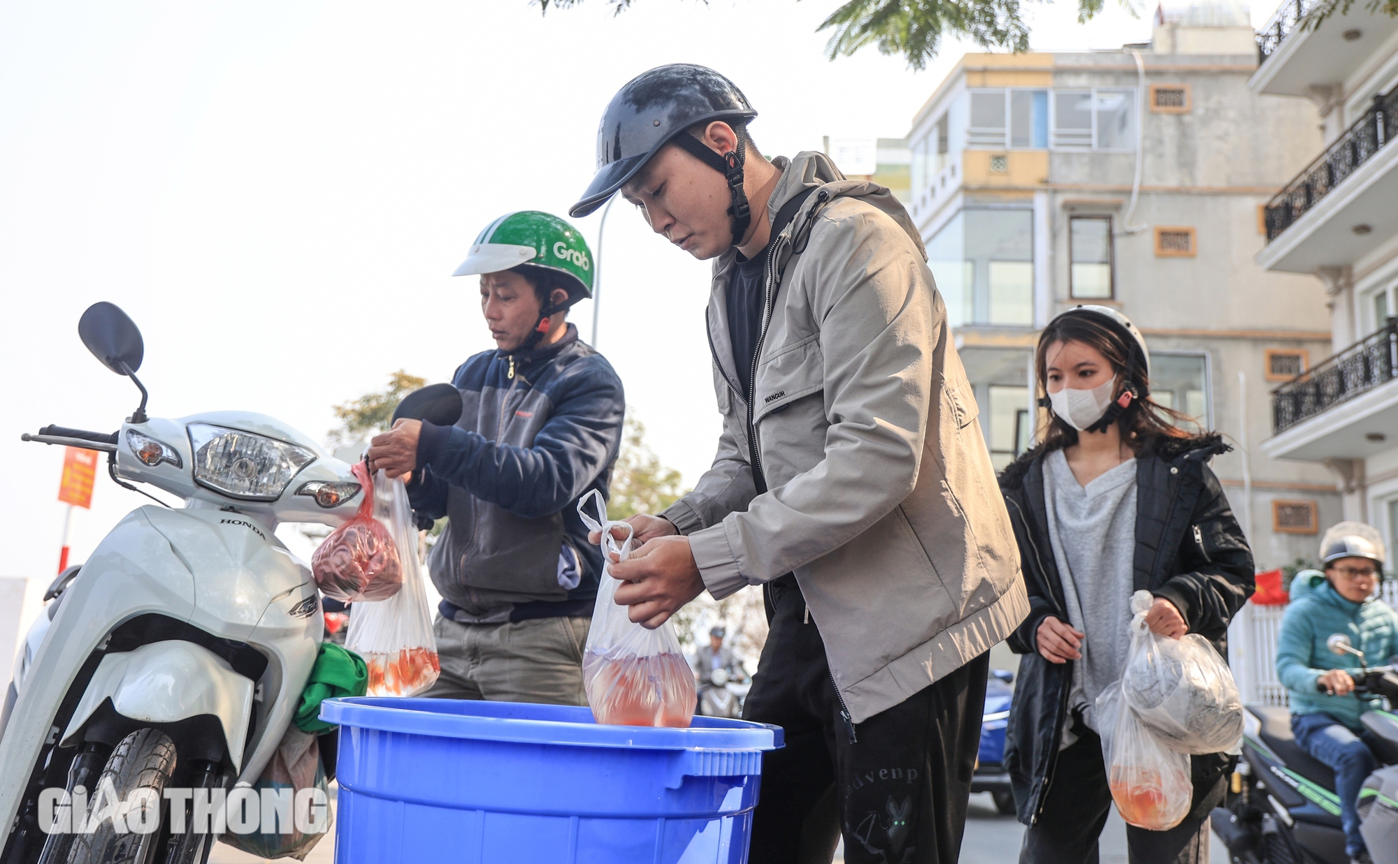 Công an dùng xe chuyên dụng giúp người dân thả cá chép sớm tiễn ông Công, ông Táo- Ảnh 1.