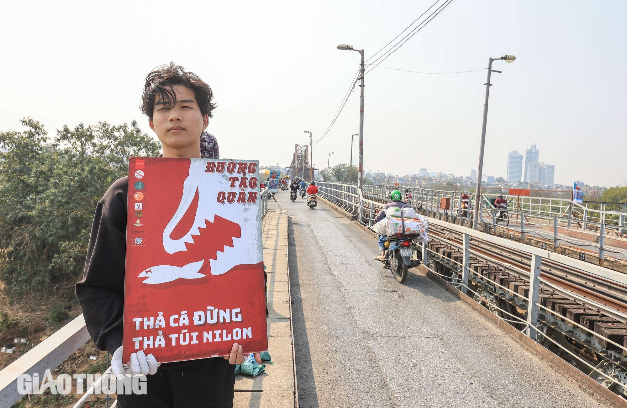 Công an dùng xe chuyên dụng giúp người dân thả cá chép sớm tiễn ông Công, ông Táo- Ảnh 12.