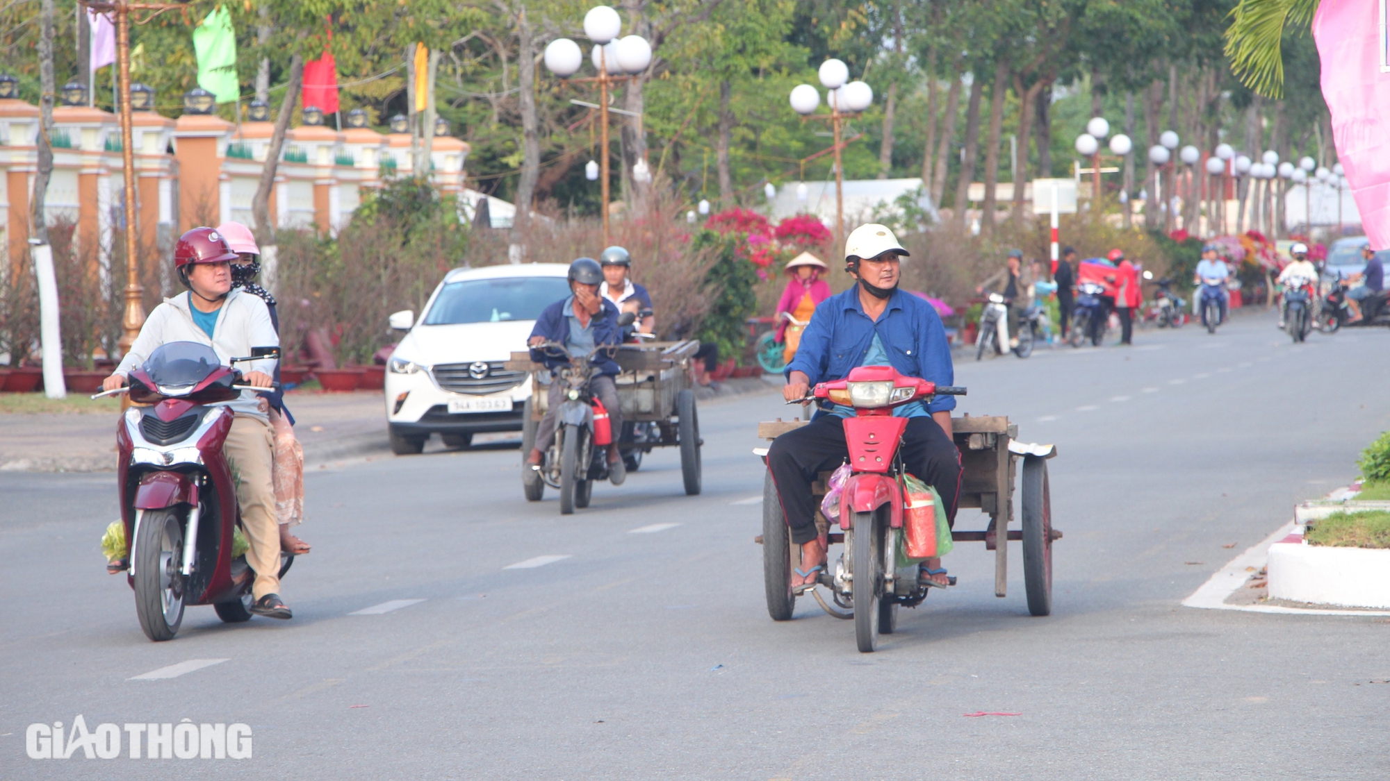 Chợ hoa kiểng Bạc Liêu nhộn nhịp ngày giáp Tết- Ảnh 1.