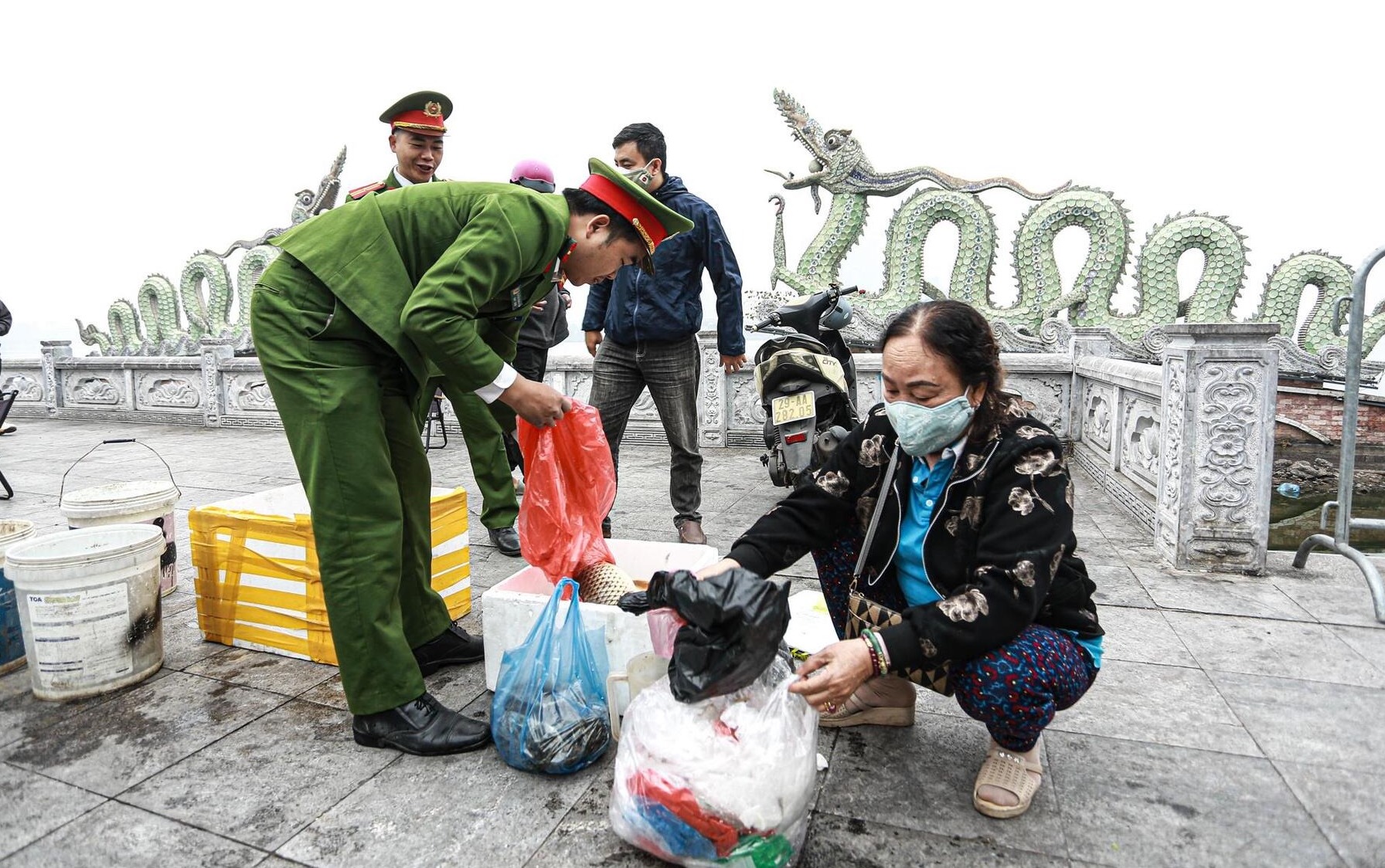 Hà Nội: Lan tỏa thông điệp "Thả cá, đừng thả túi nilon" ngày ông Táo về trời- Ảnh 7.