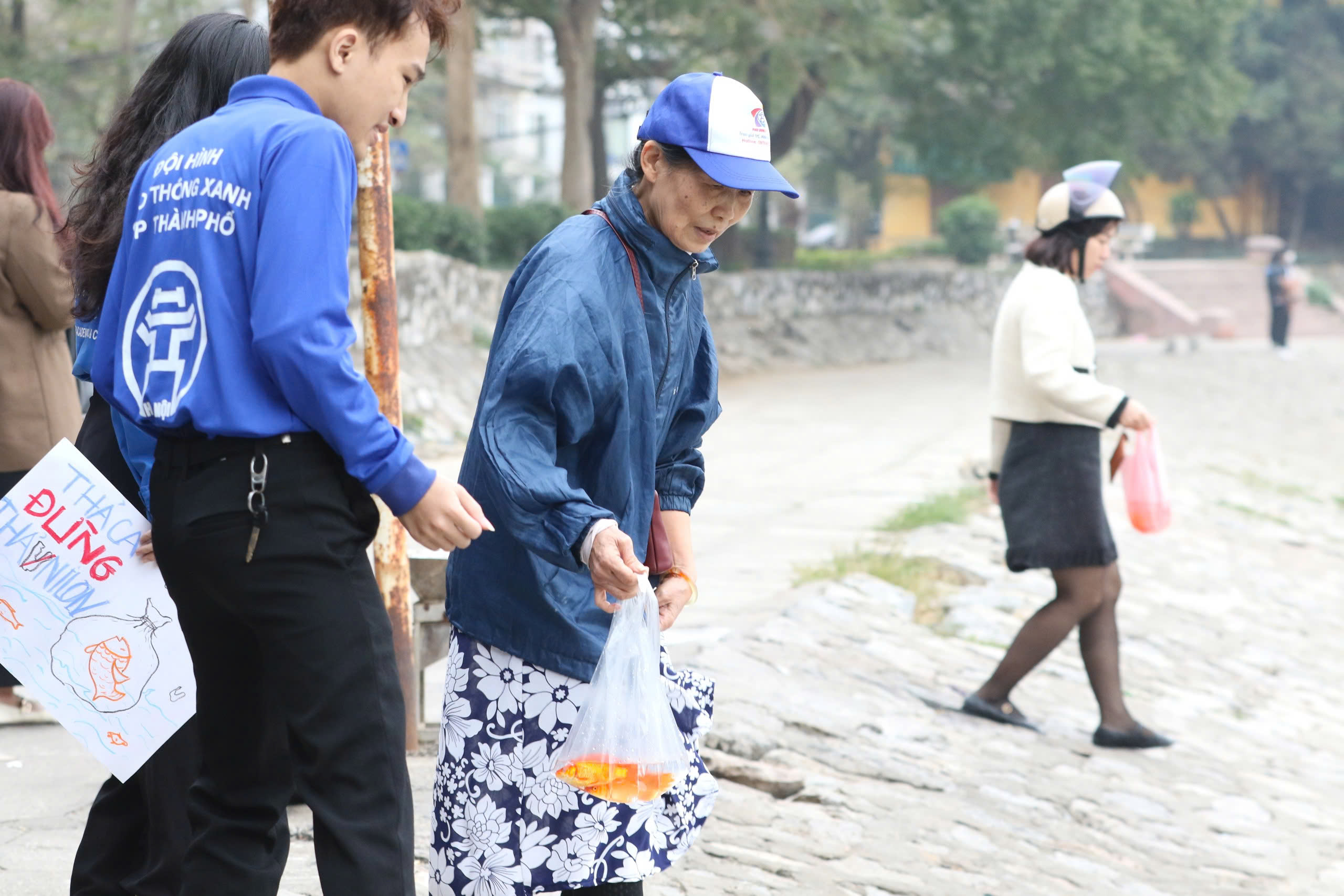 Hà Nội: Lan tỏa thông điệp "Thả cá, đừng thả túi nilon" ngày ông Táo về trời- Ảnh 11.