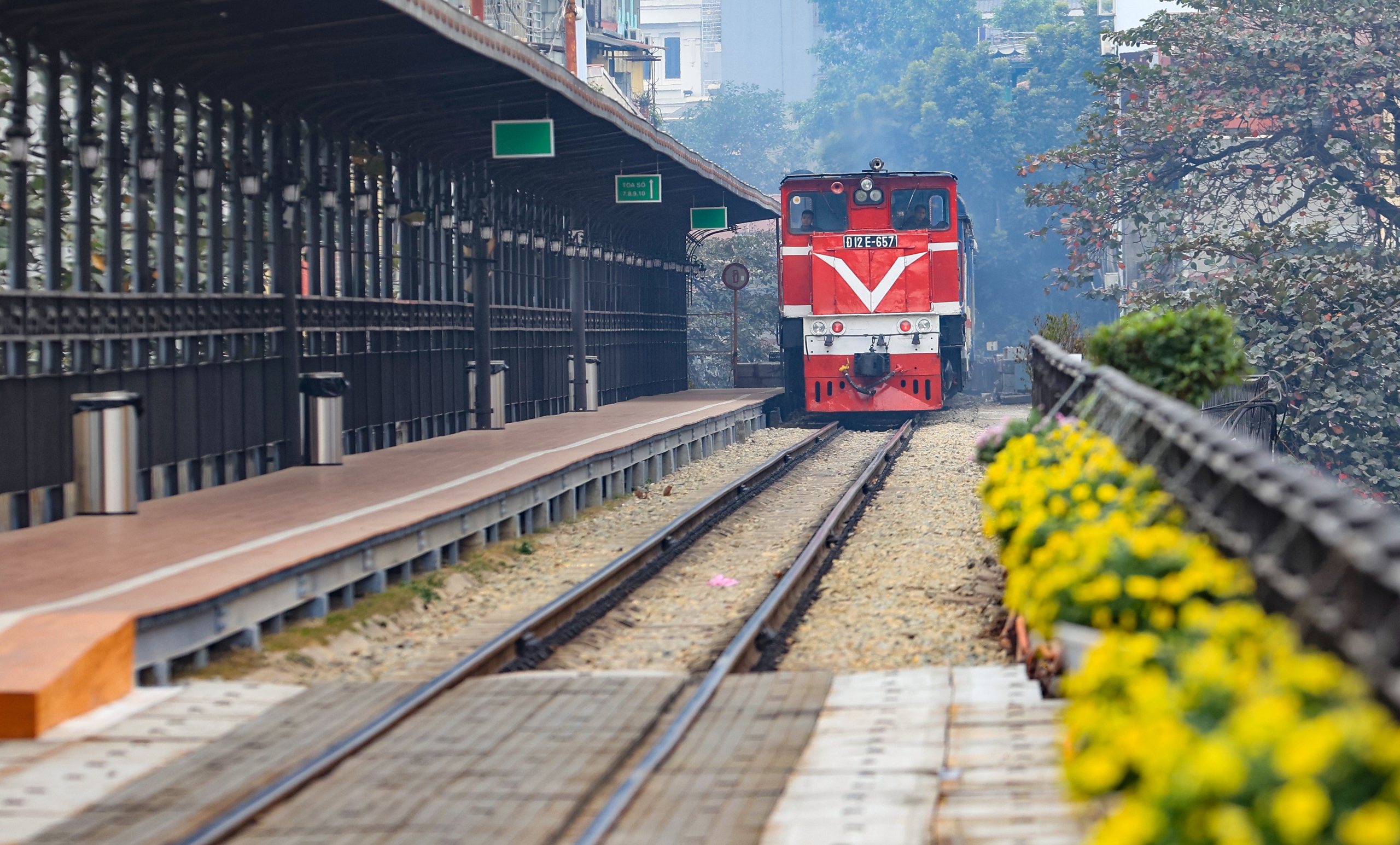 Ga Long Biên, Hà Nội trang hoàng rực rỡ đón Tết- Ảnh 4.