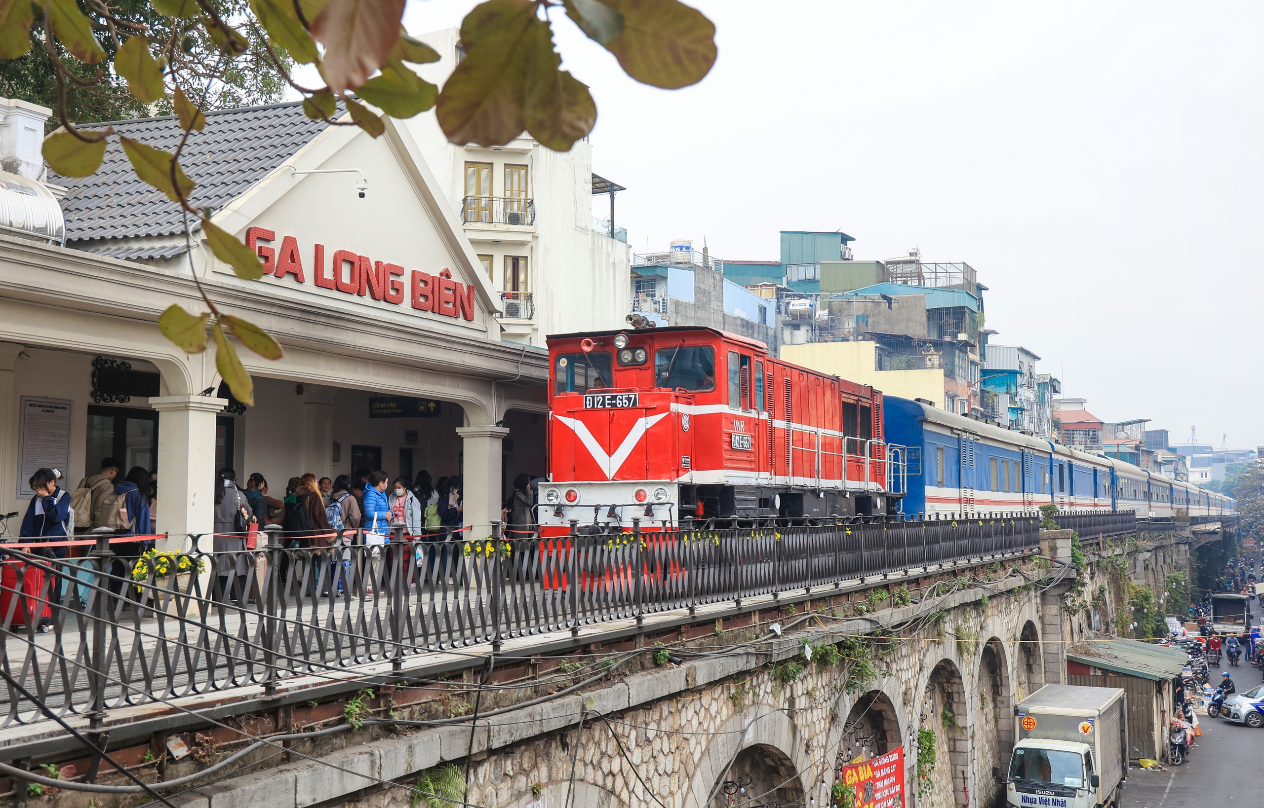 Ga Long Biên, Hà Nội trang hoàng rực rỡ đón Tết- Ảnh 10.