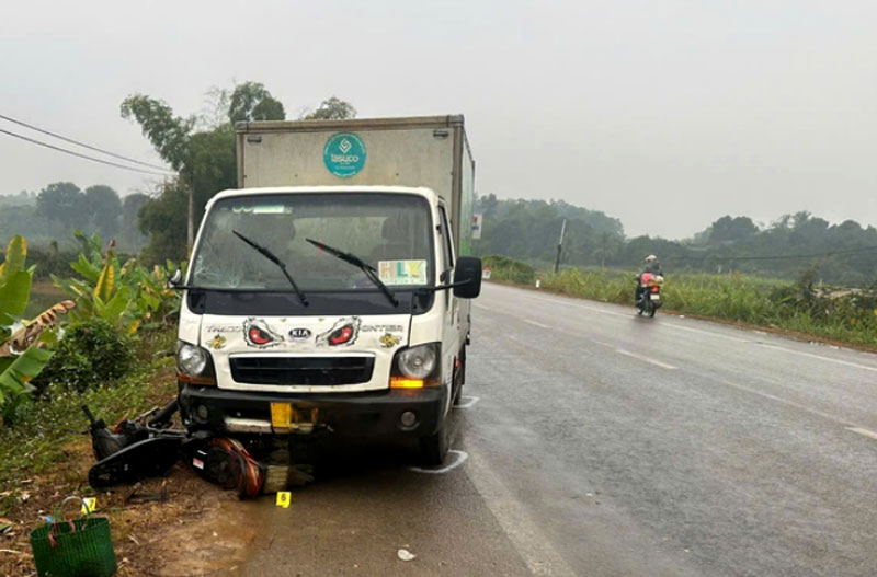 Hiện trường vụ tai nạn giao thông khiến người phụ nữ đi xe máy tử vong