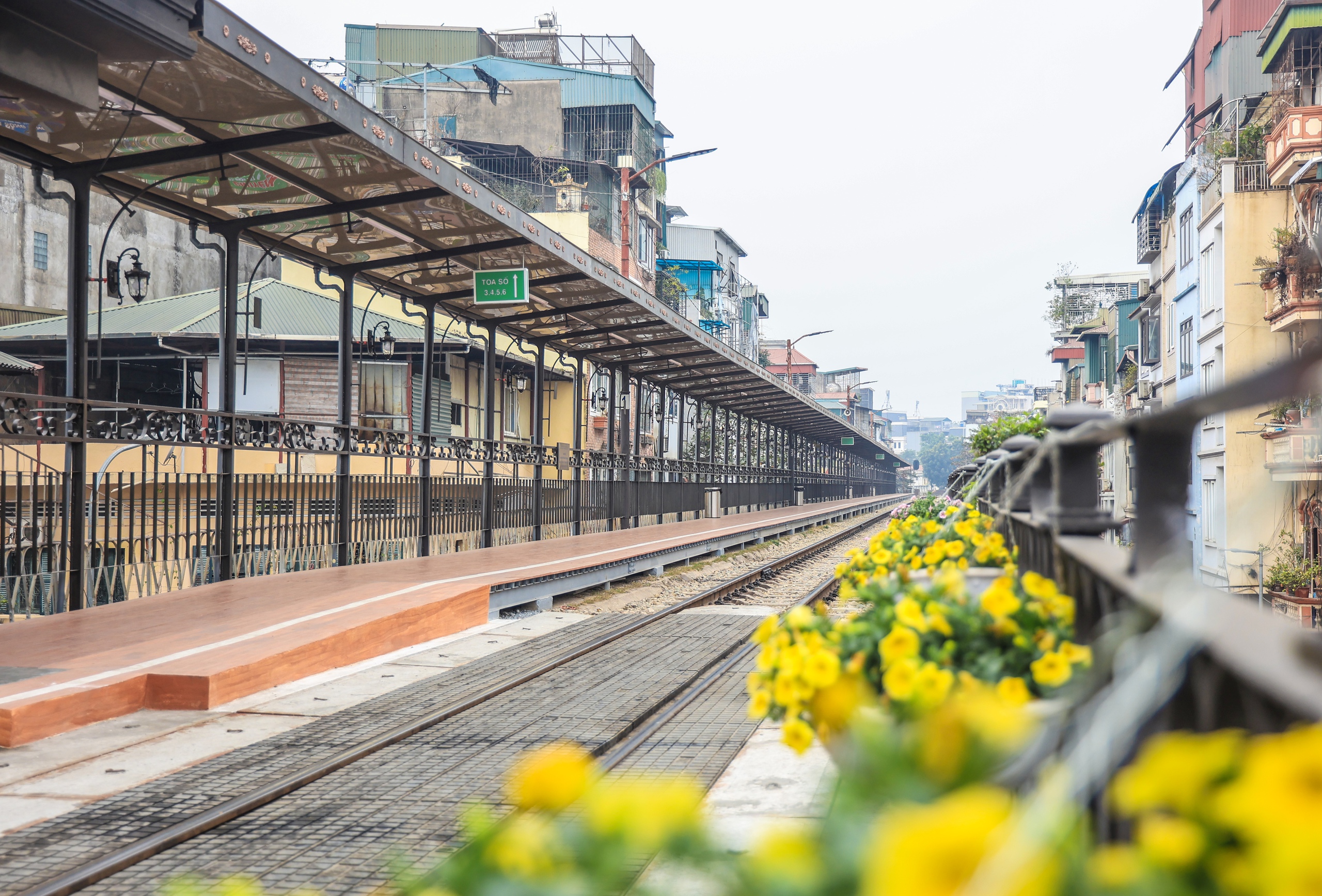 Ga Long Biên, Hà Nội trang hoàng rực rỡ đón Tết- Ảnh 2.