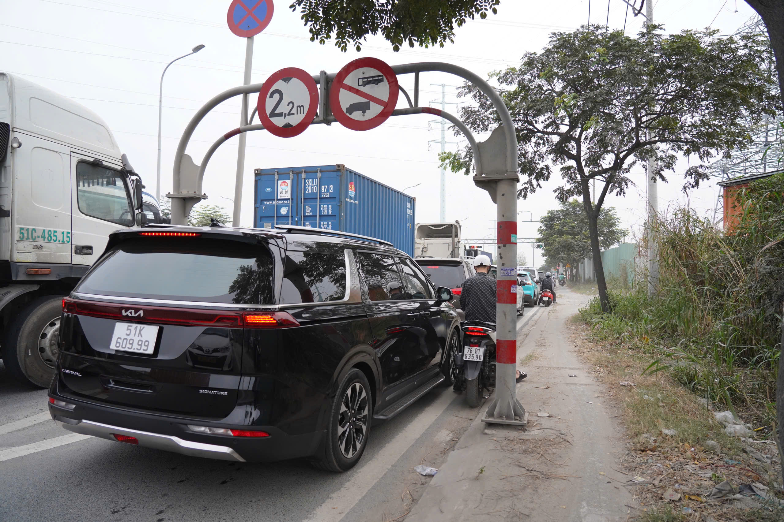 Từ sáng đến trưa, hàng trăm ô tô nối đuôi nhích từng bước ở cửa ngõ phía Đông TP.HCM- Ảnh 4.