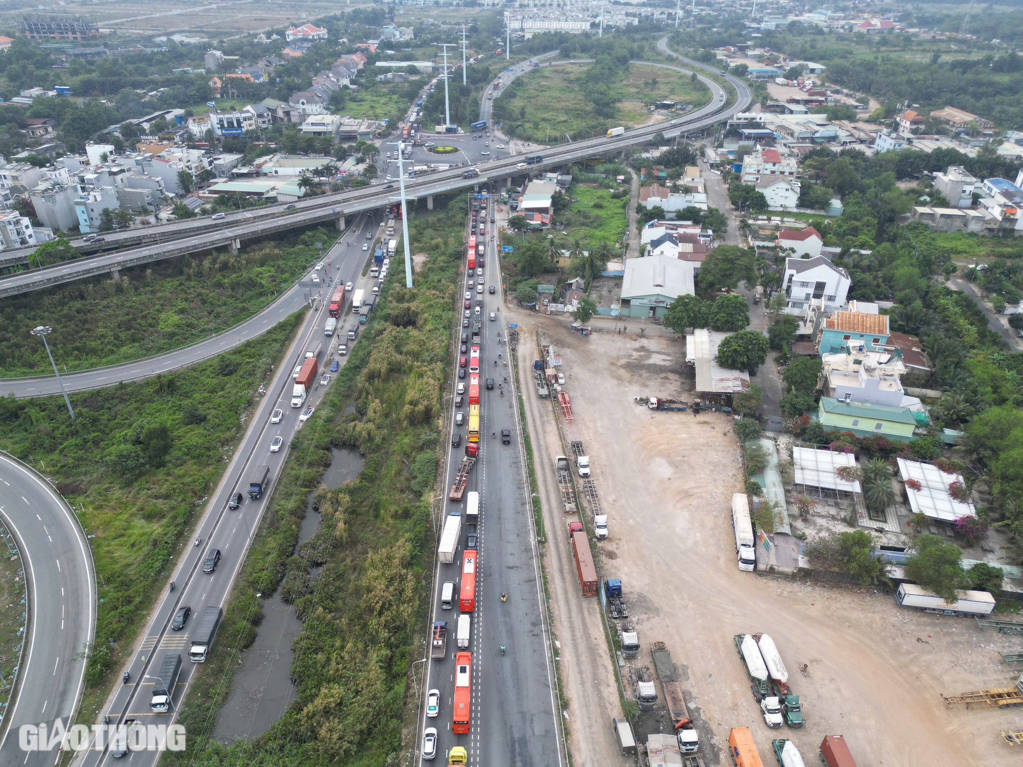 Từ sáng đến trưa, hàng trăm ô tô nối đuôi nhích từng bước ở cửa ngõ phía Đông TP.HCM- Ảnh 1.