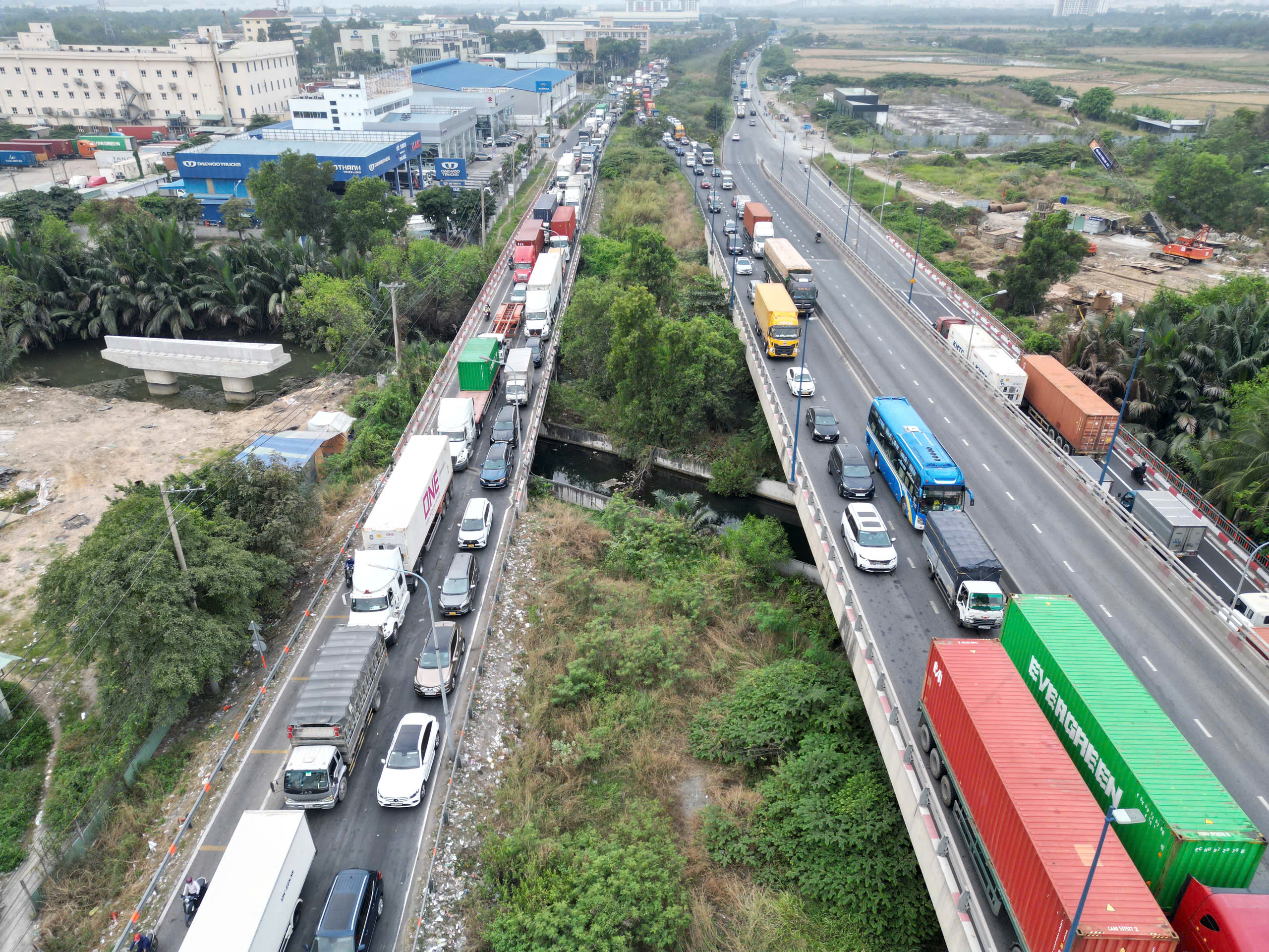 TP.HCM tìm giải pháp giảm ùn tắc khu vực cảng Cát Lái và cầu Phú Mỹ- Ảnh 1. TP.HCM tìm giải pháp giảm ùn tắc khu vực cảng Cát Lái và cầu Phú Mỹ- Ảnh 1.