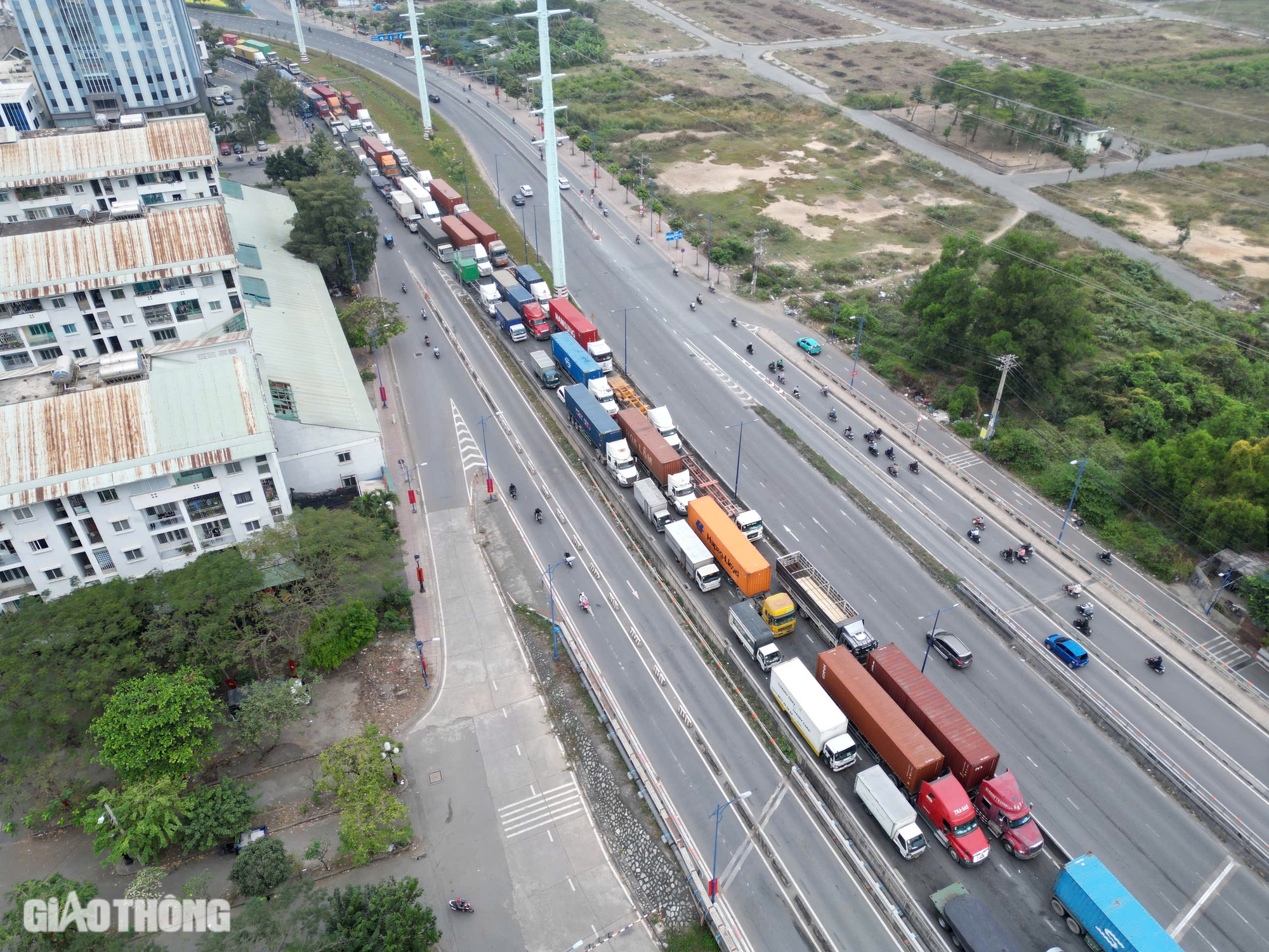 Từ sáng đến trưa, hàng trăm ô tô nối đuôi nhích từng bước ở cửa ngõ phía Đông TP.HCM- Ảnh 8.