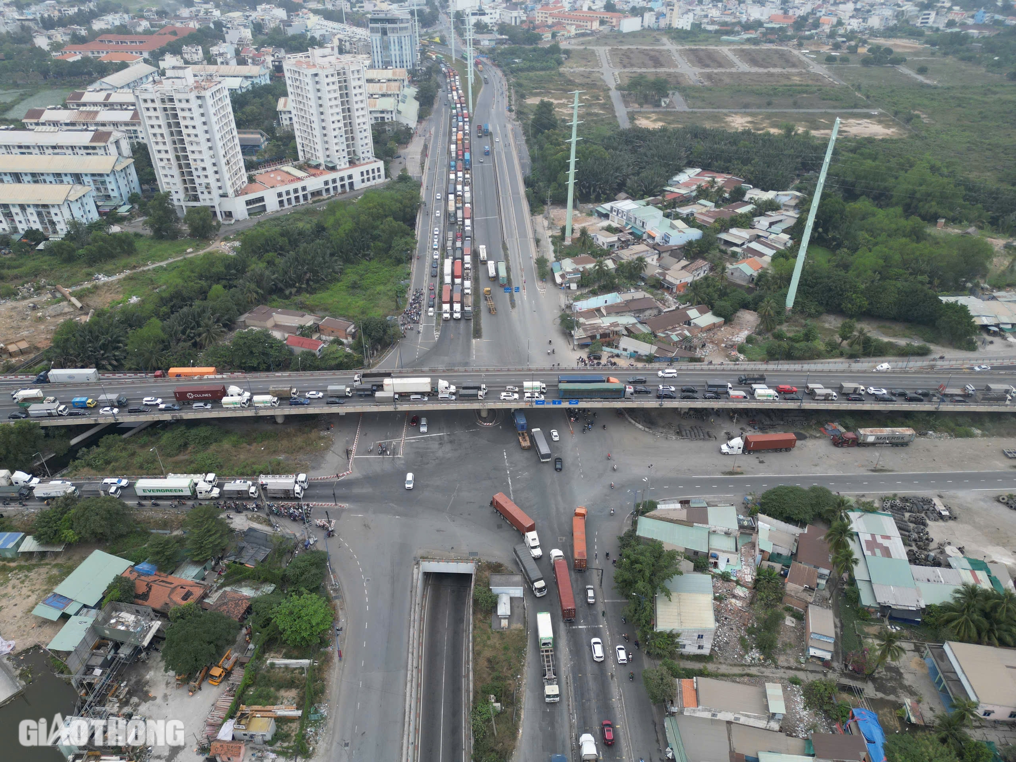 Từ sáng đến trưa, hàng trăm ô tô nối đuôi nhích từng bước ở cửa ngõ phía Đông TP.HCM- Ảnh 7.