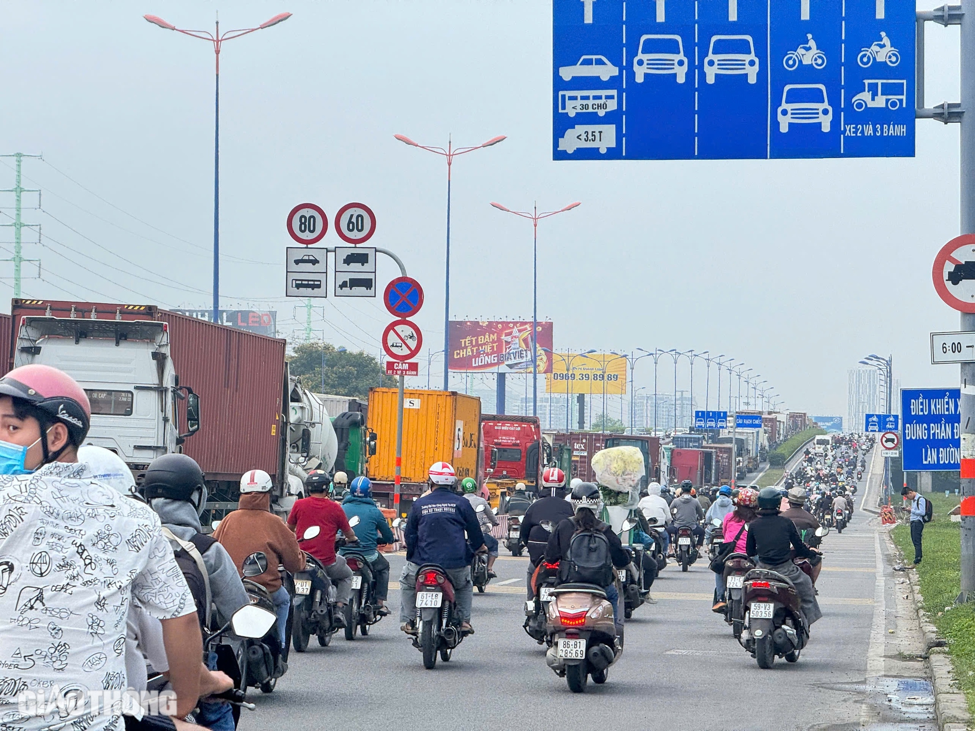 Từ sáng đến trưa, hàng trăm ô tô nối đuôi nhích từng bước ở cửa ngõ phía Đông TP.HCM- Ảnh 12.