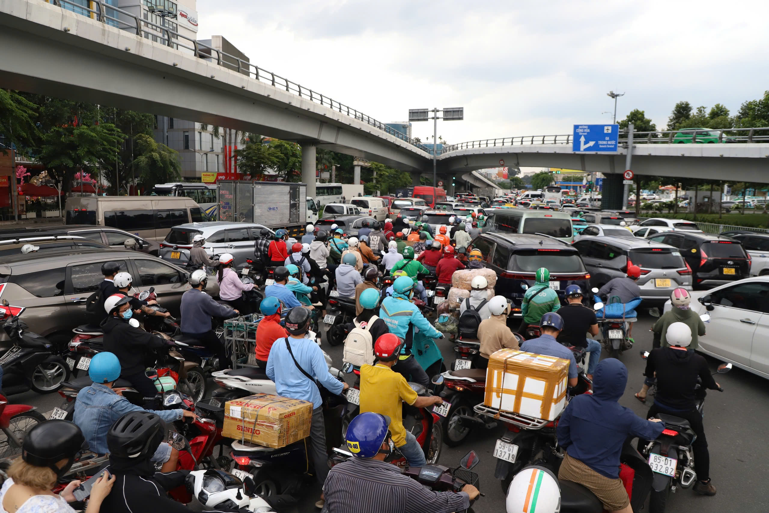 Bắt đầu trung chuyển khách trong sân bay Tân Sơn Nhất ra bên ngoài để giảm ùn ứ- Ảnh 2.