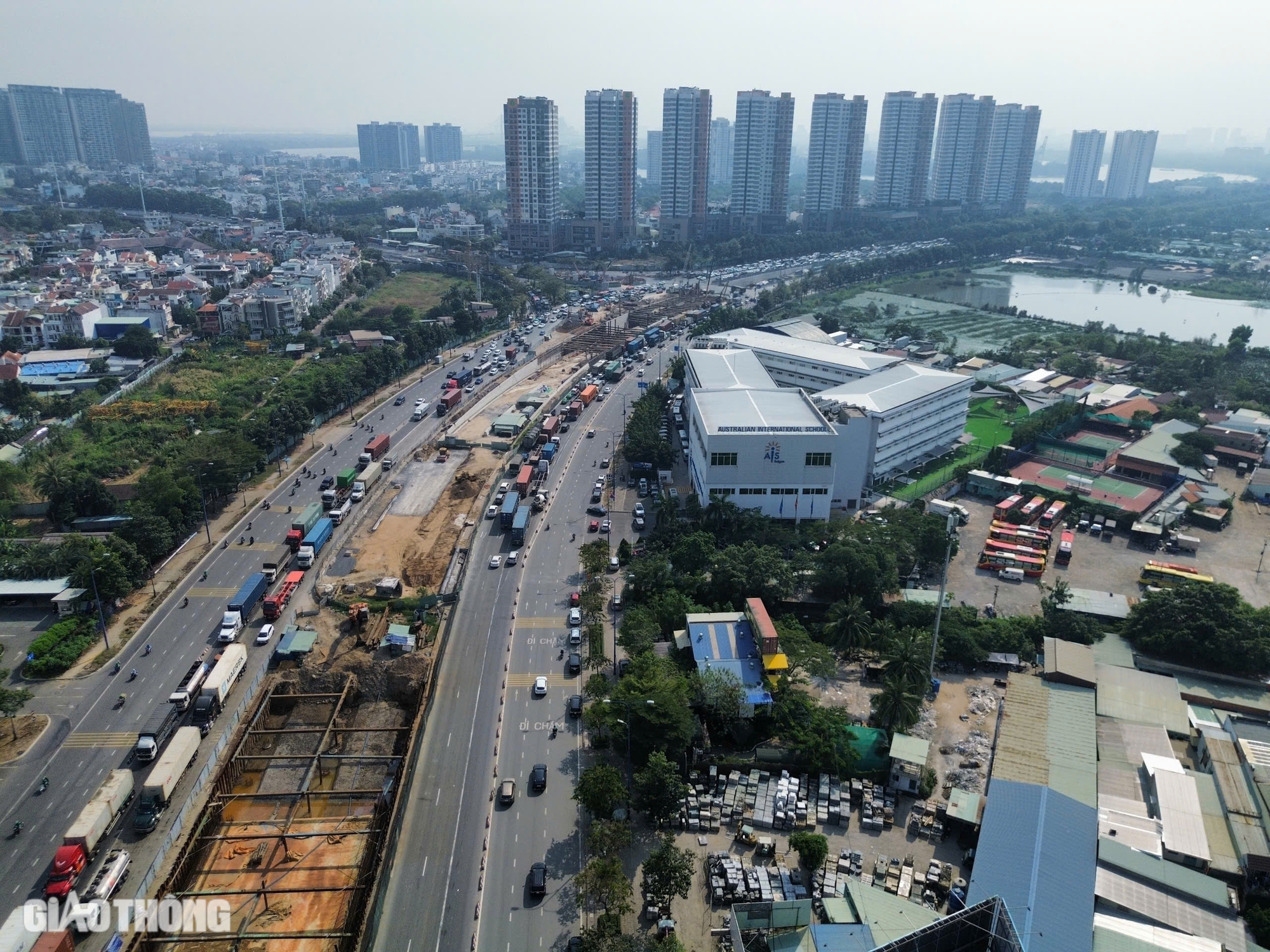 Từ sáng đến trưa, hàng trăm ô tô nối đuôi nhích từng bước ở cửa ngõ phía Đông TP.HCM- Ảnh 14.