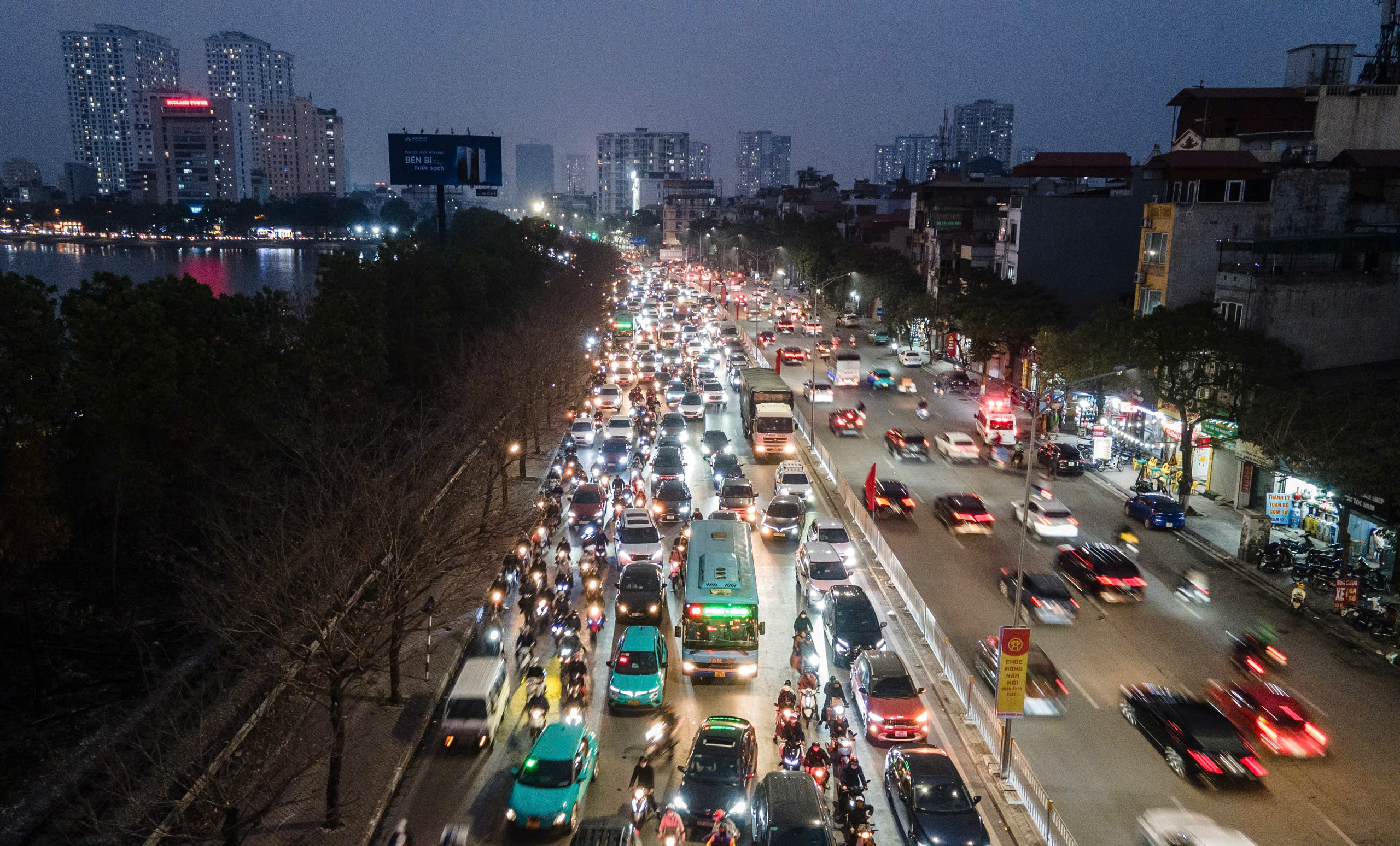 Cửa ngõ Hà Nội càng về tối càng đông nghẹt- Ảnh 3.