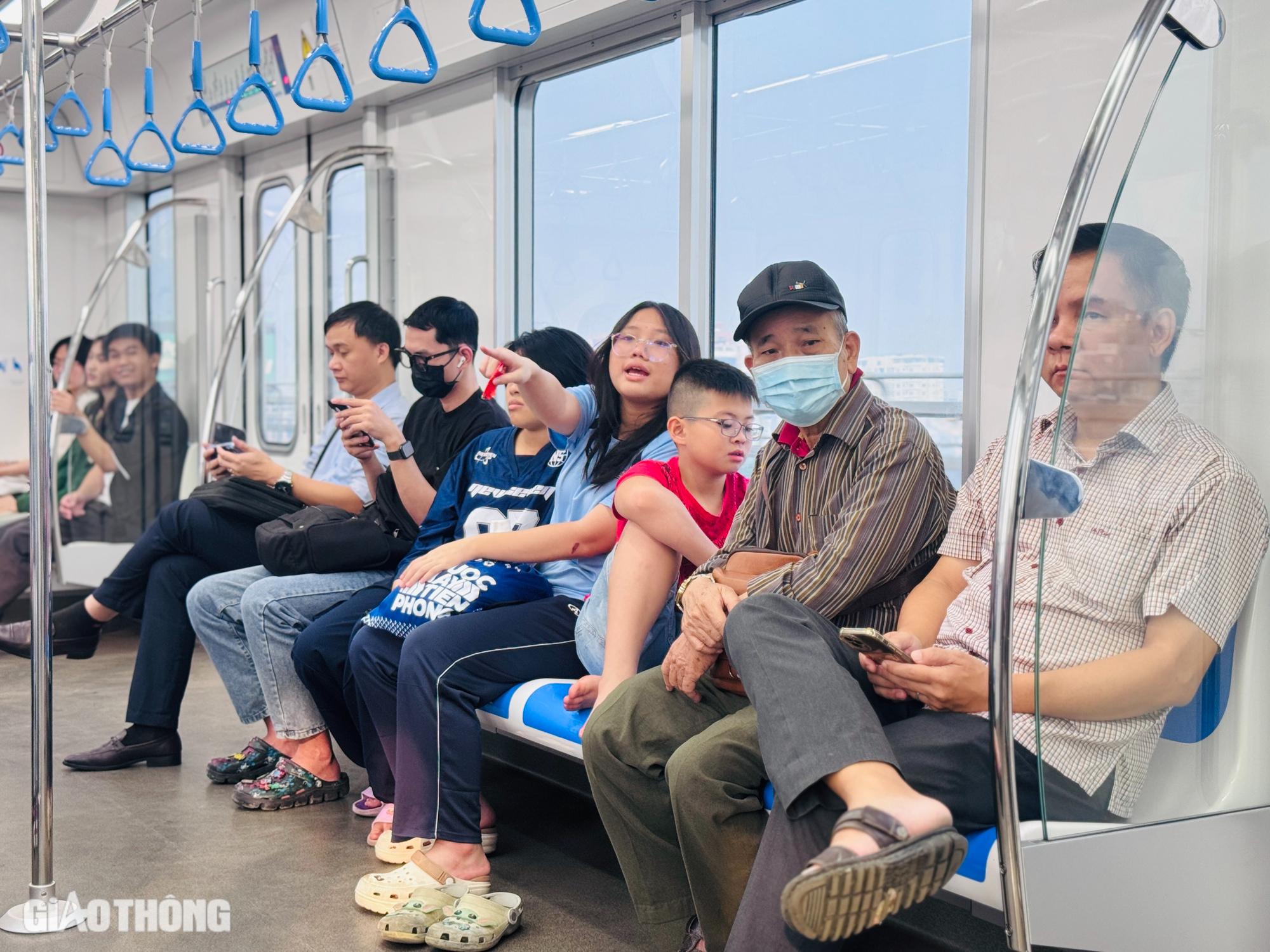 TP.HCM: Bến xe, sân bay, metro đông đúc khách ngày 25 tháng Chạp- Ảnh 13.