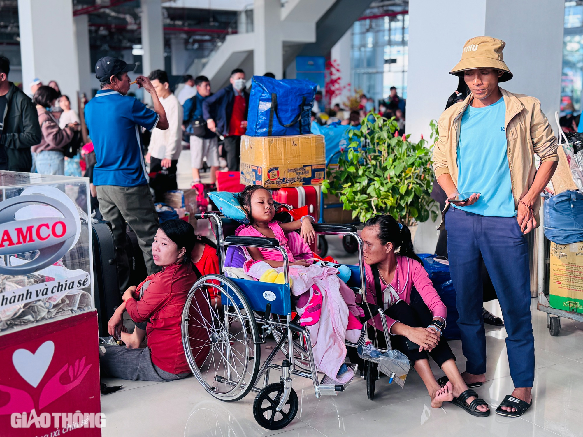 TP.HCM: Bến xe, sân bay, metro đông đúc khách ngày 25 tháng Chạp- Ảnh 8.