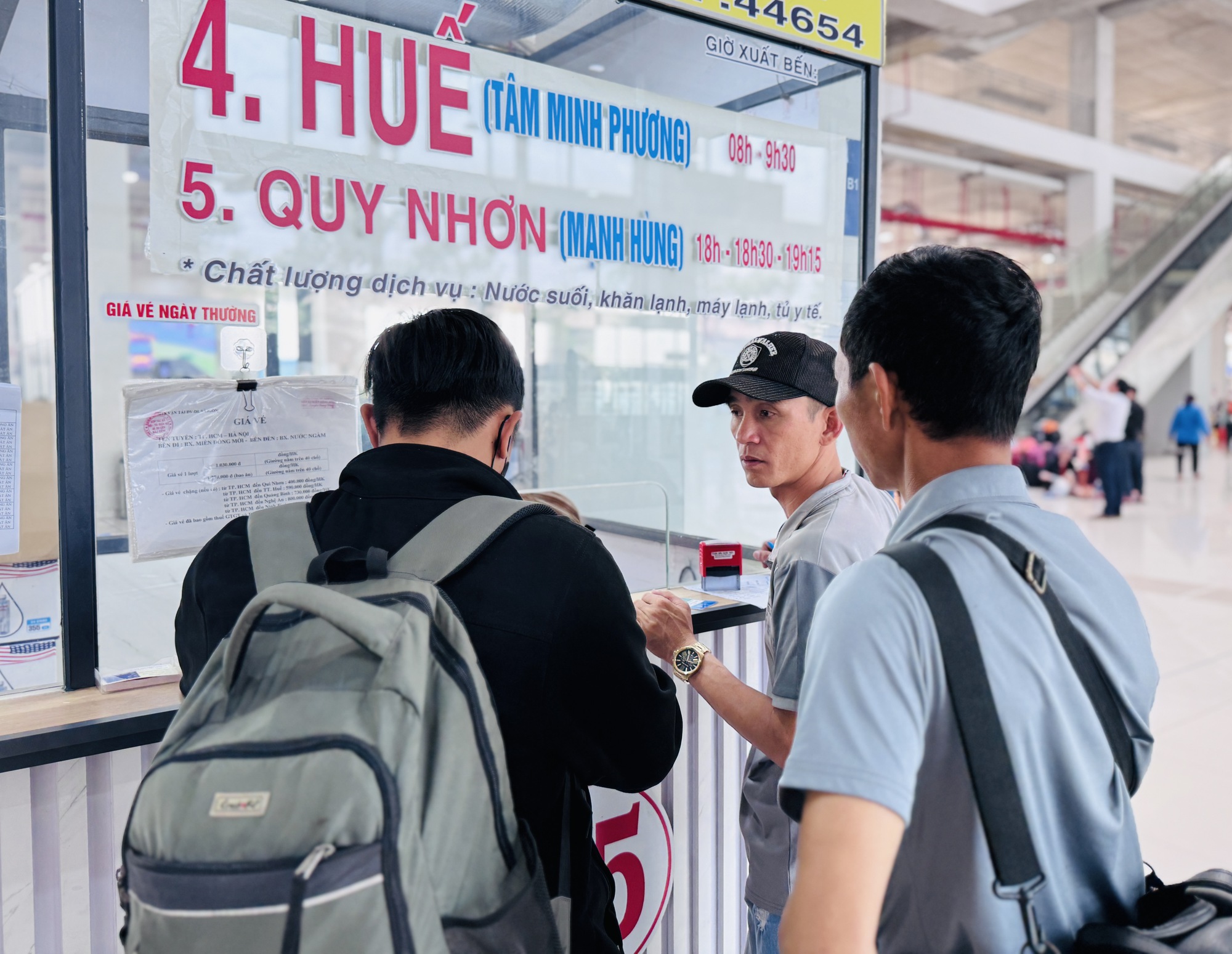 TP.HCM: Bến xe, sân bay, metro đông đúc khách ngày 25 tháng Chạp- Ảnh 9.