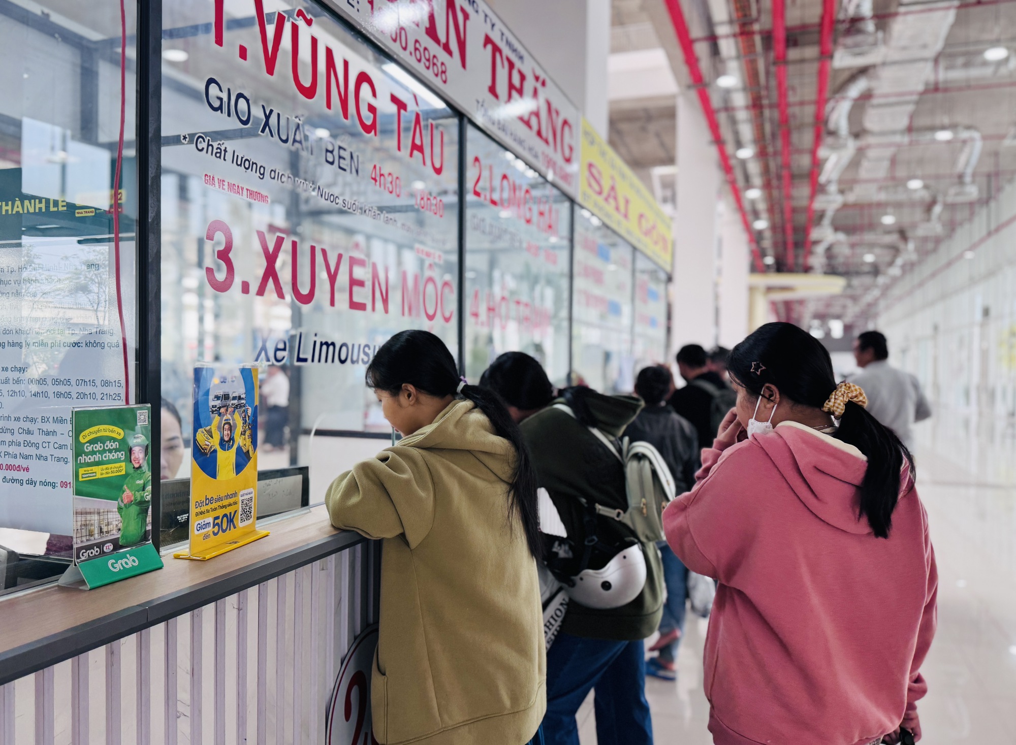 TP.HCM: Bến xe, sân bay, metro đông đúc khách ngày 25 tháng Chạp- Ảnh 10.