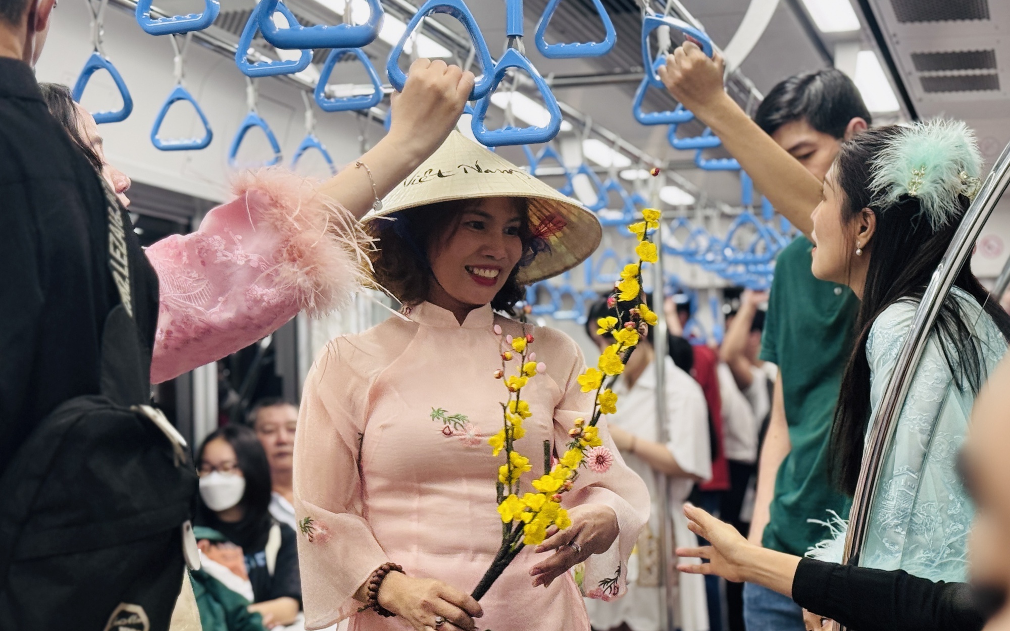 TP.HCM: Bến xe, sân bay, metro đông đúc khách ngày 25 tháng Chạp