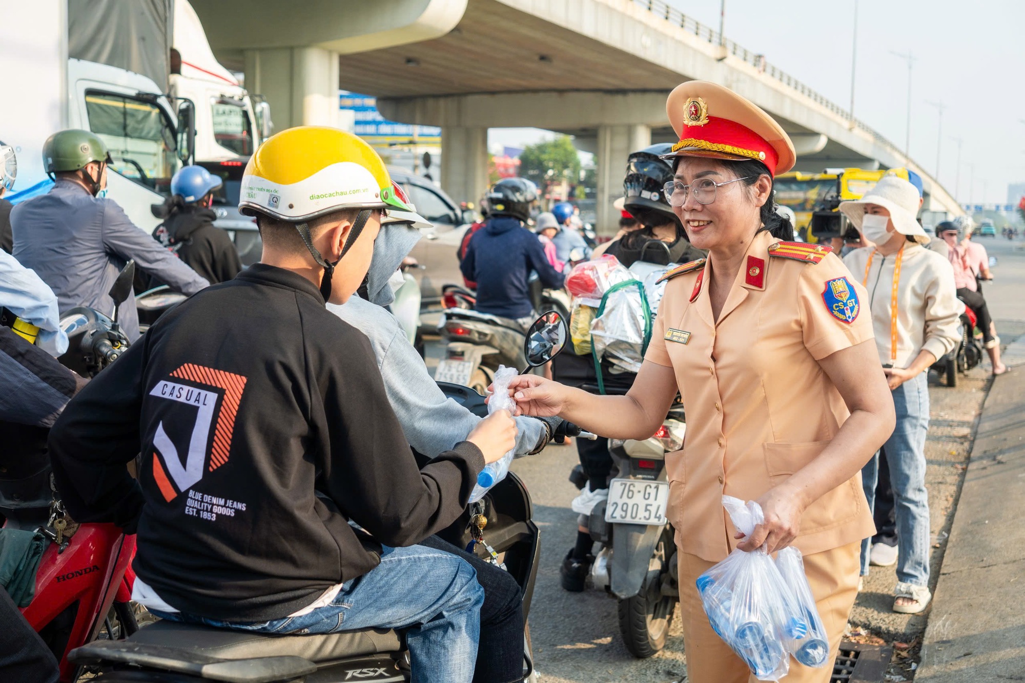 Người dân ngỡ ngàng khi CSGT dừng xe, gọi vào trên đường về quê đón Tết- Ảnh 6.